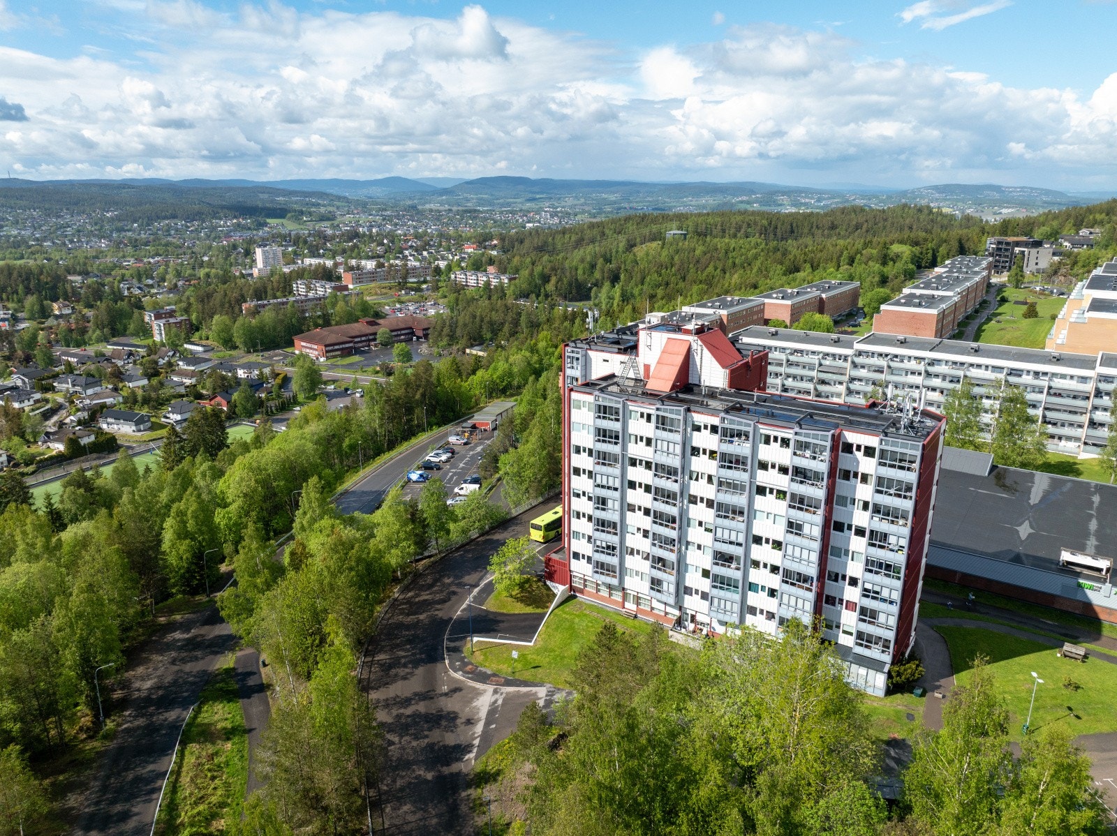 Leiligheten har en ypperlig plassering med umiddelbar nærhet til bussholdeplass, Kiwi butikk, barnehage og skole. Galleribilde