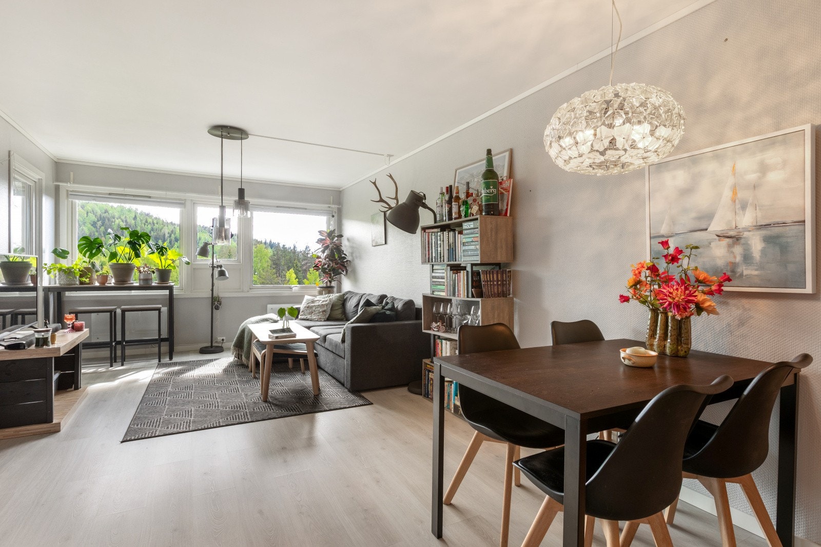 Velkommen til Grevlingvegen 1 - En pen og romslig 2-roms andelsleilighet i 7. etasje med garasjeplass og inglasset balkong! Galleribilde