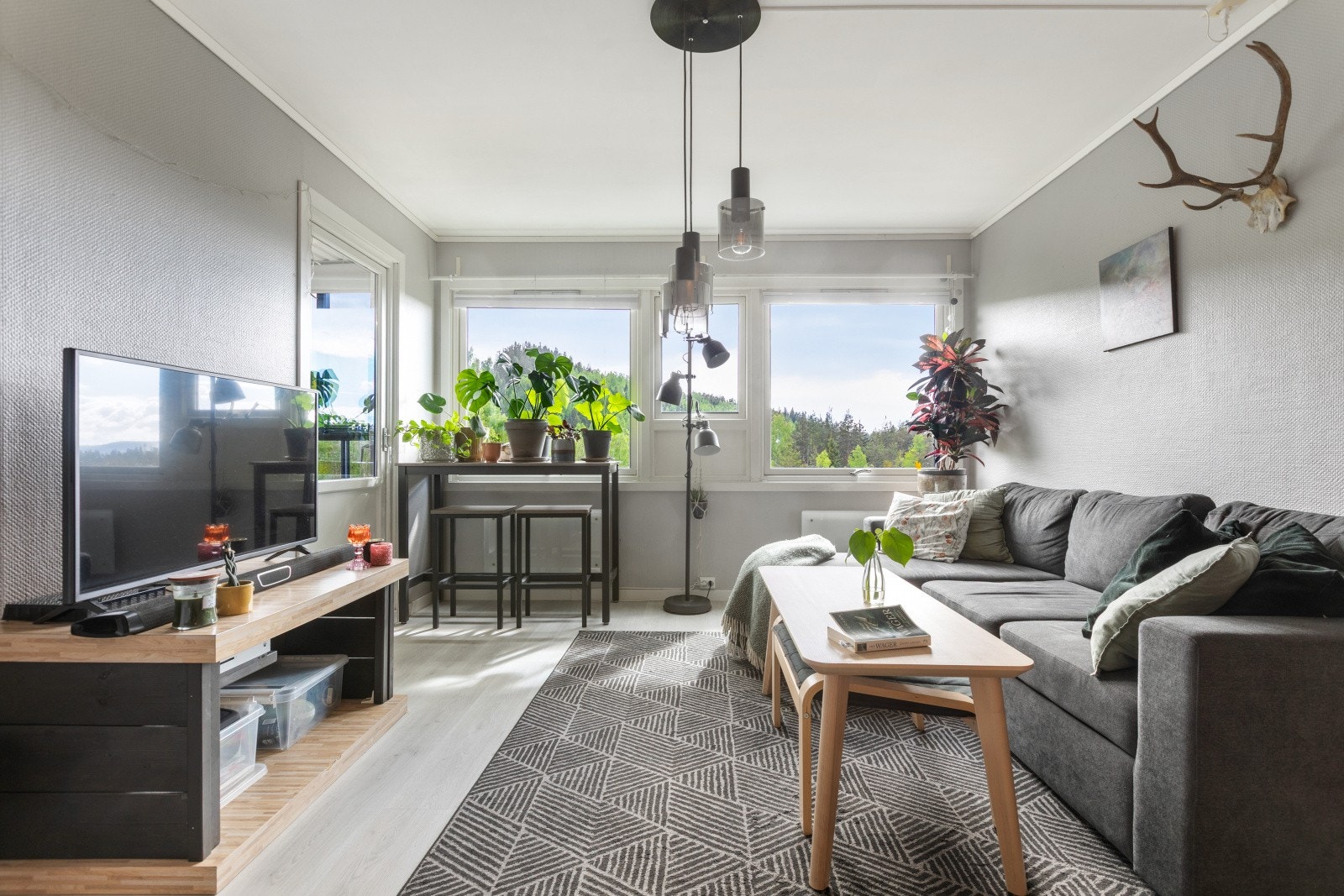 Stuen oppleves som romslig og er enkel å innrede. Galleribilde
