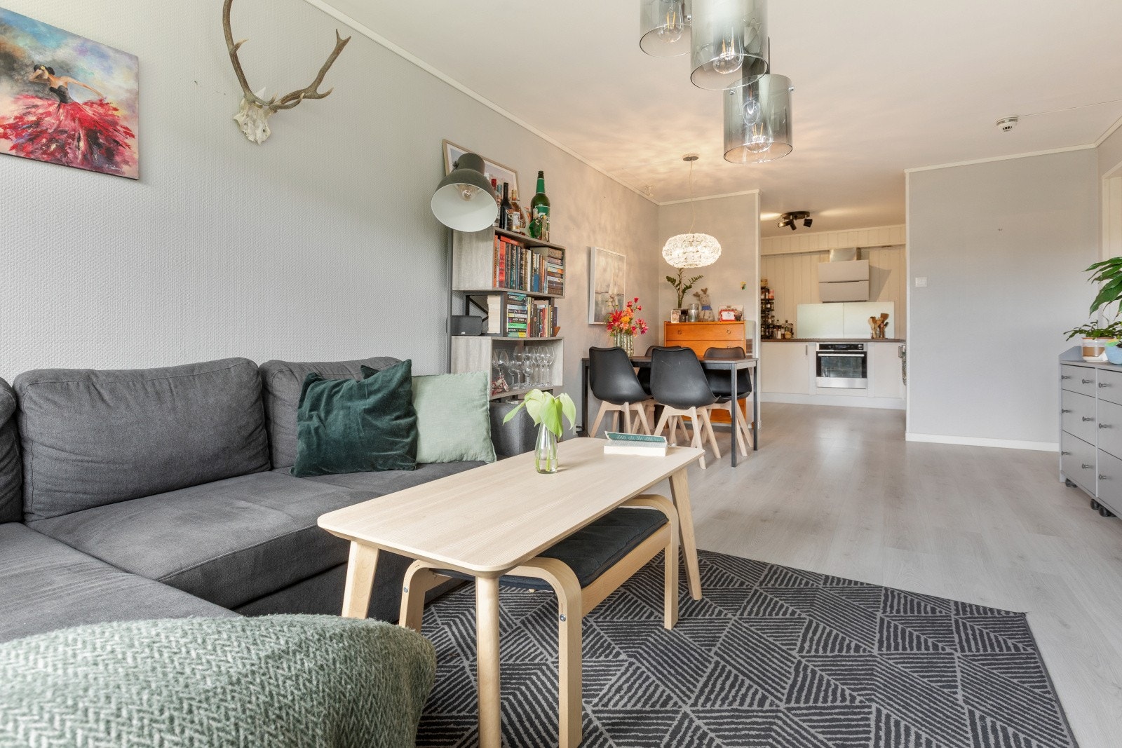 I stuen er det plass til både sofagruppe og spisebord. Galleribilde