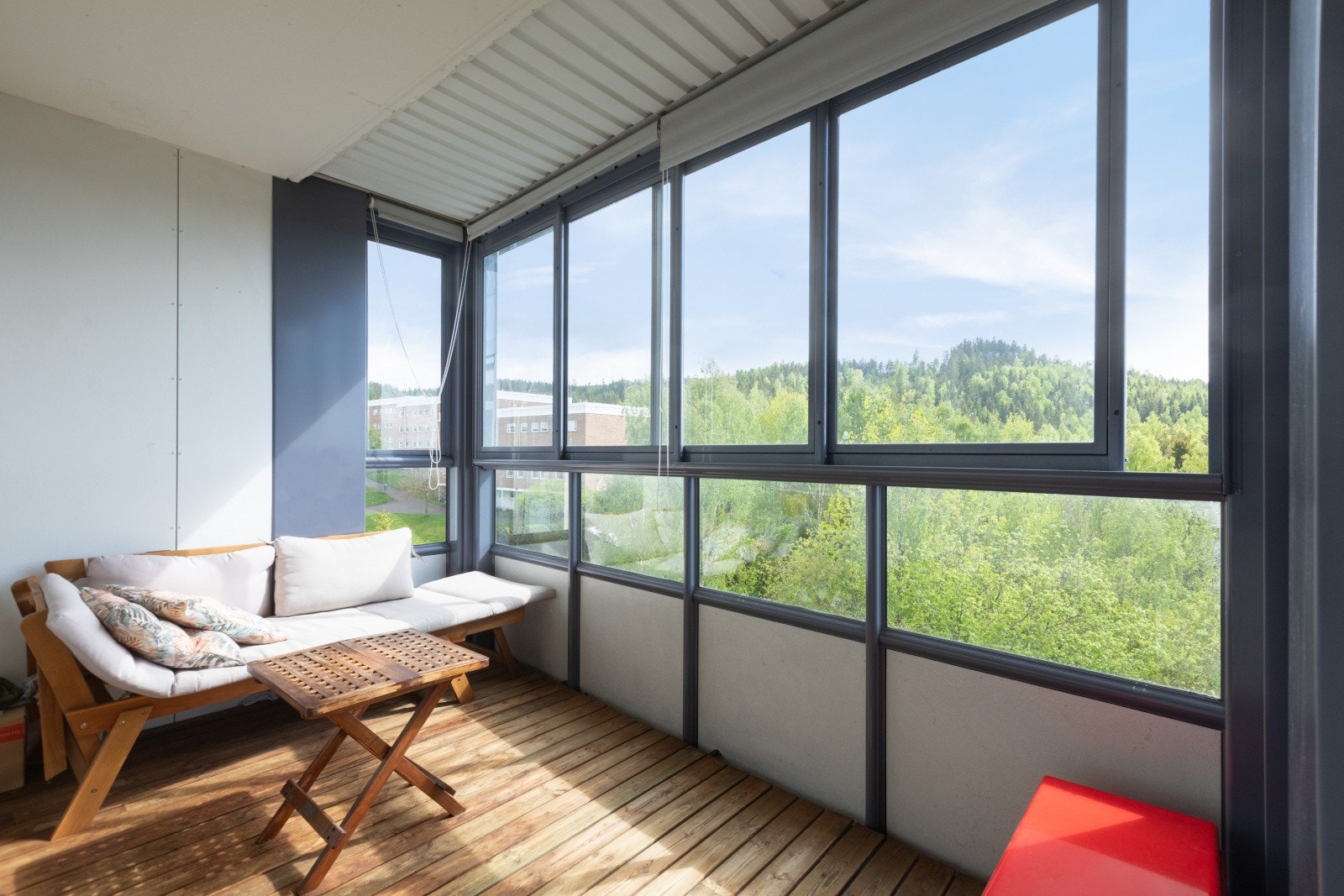 Fra stuen er det utgang til en herlig innglasset balkong på ca. 9 m² hvor det er god plass til diverse møblement. Galleribilde