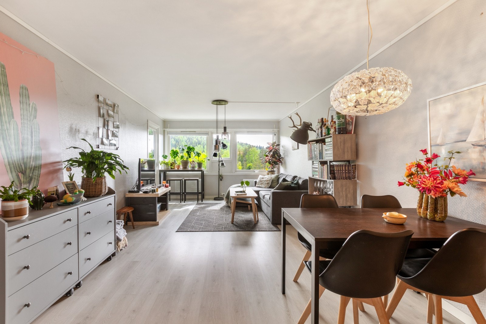 Stuen er lys og pen med store vindusflater gir godt lysinnslipp. Galleribilde