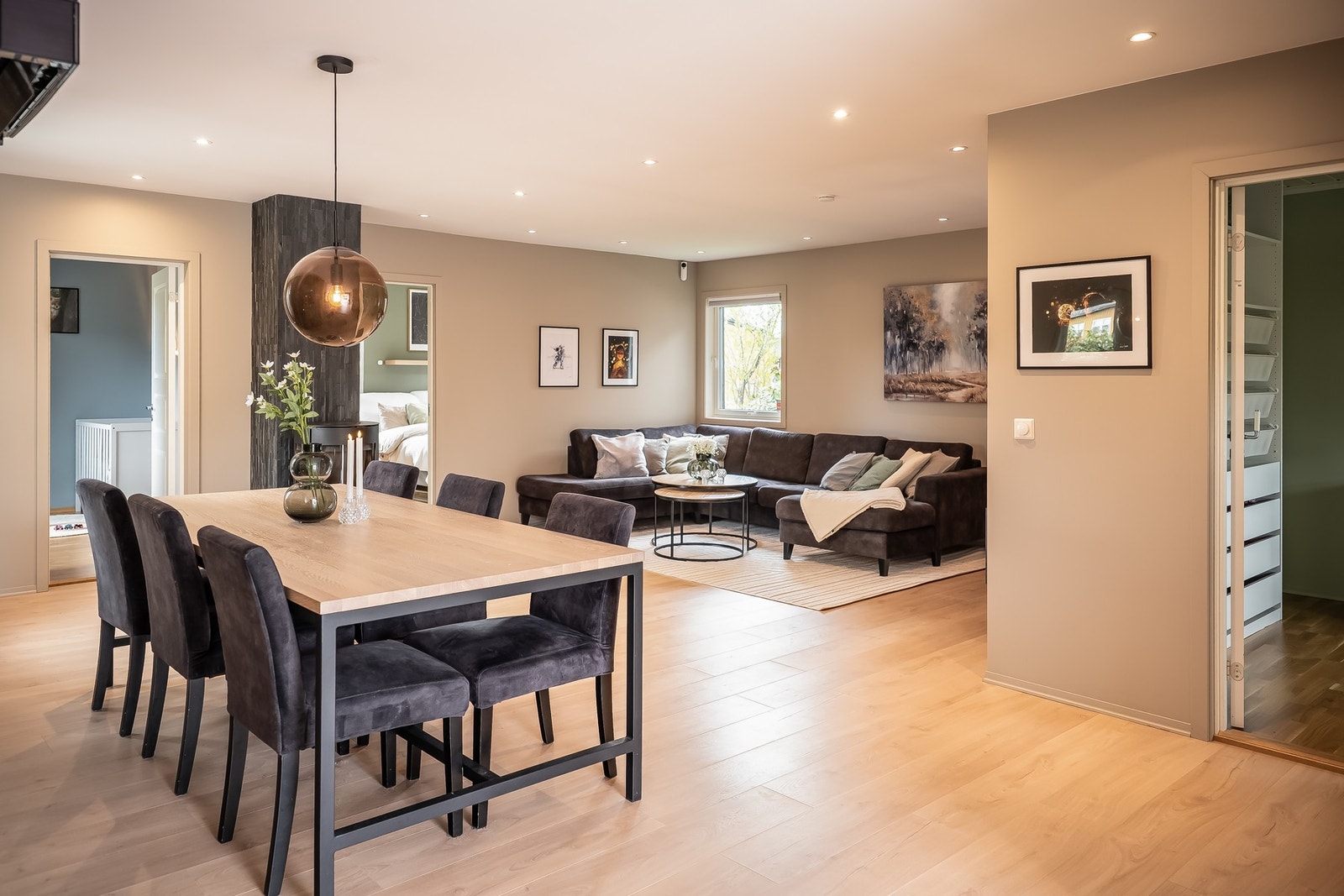 I stuen har man både plass til et romslig spisebord, samt en romslig sofa. Galleribilde