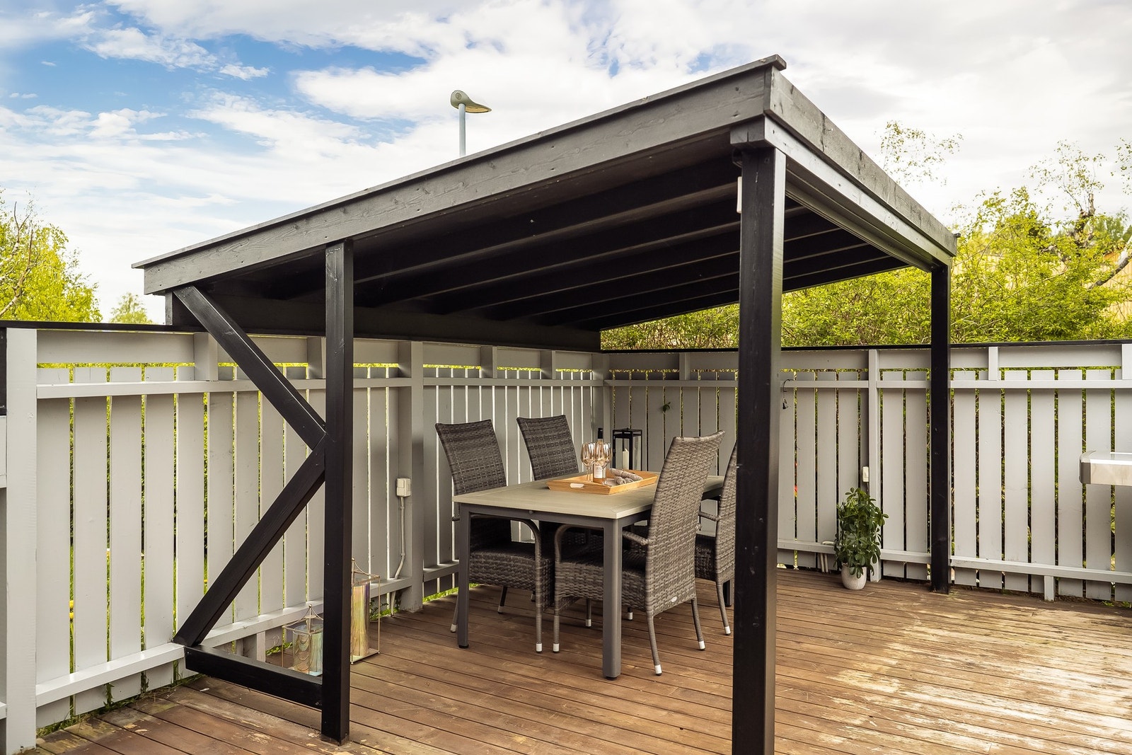 Deler av terrassen er overbygd med pergola. Galleribilde