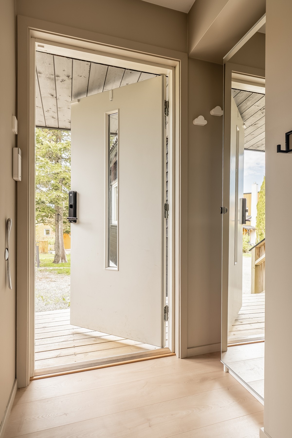 Det er etablert skap i nisje for ekstra oppbevaring i boligens entré. Galleribilde