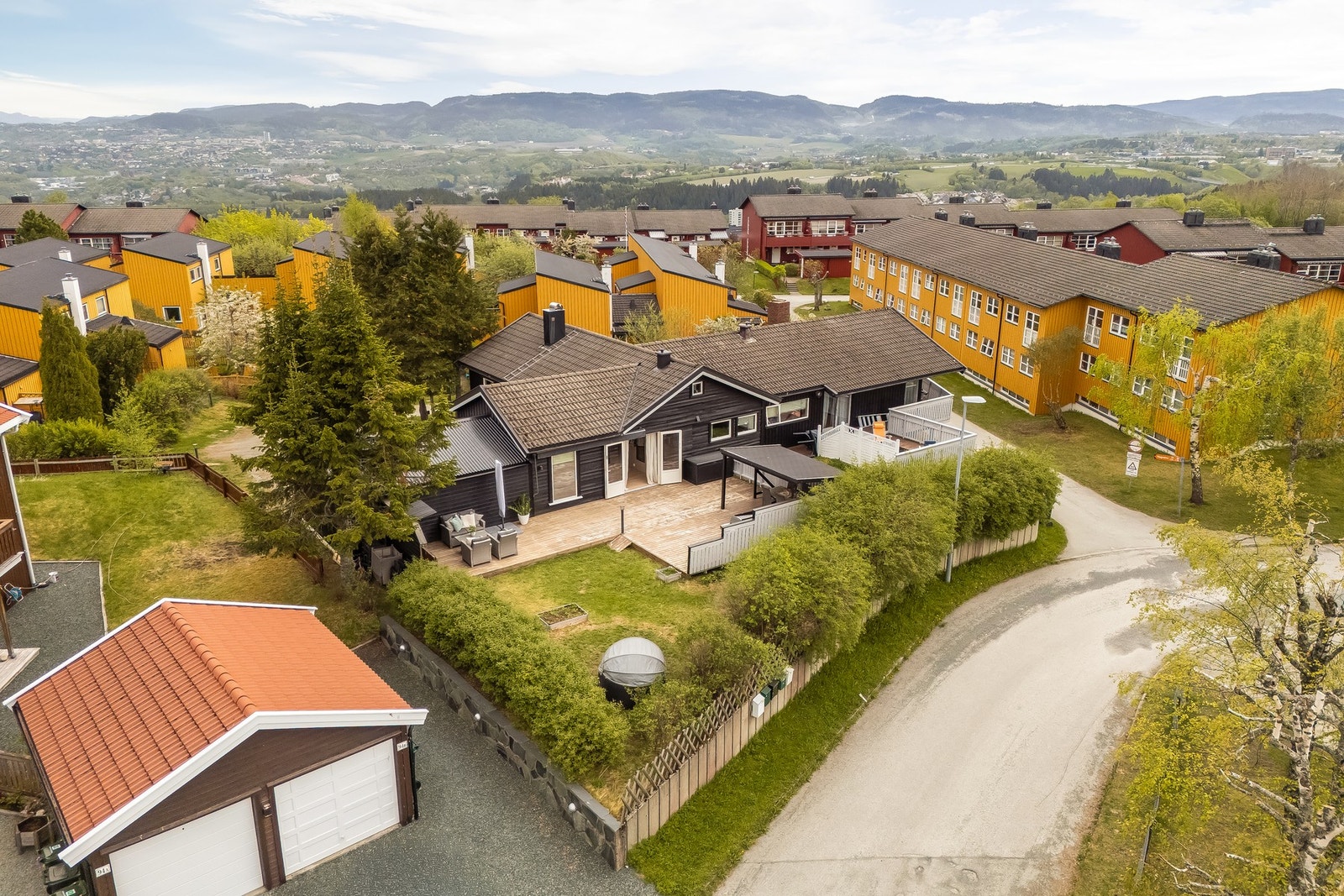 Her bor man i ei gate med lite gjennomgangstrafikk og trygg skolevei for barna. Galleribilde