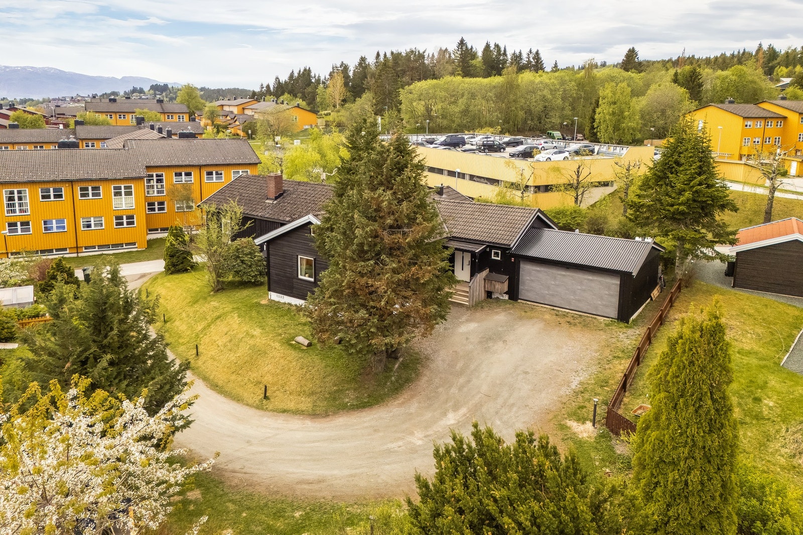 Parkering i stor dobbeltgarasje og flere biloppstillingsplasser, i tillegg til ny port fra Hörmann fra 2020. Galleribilde