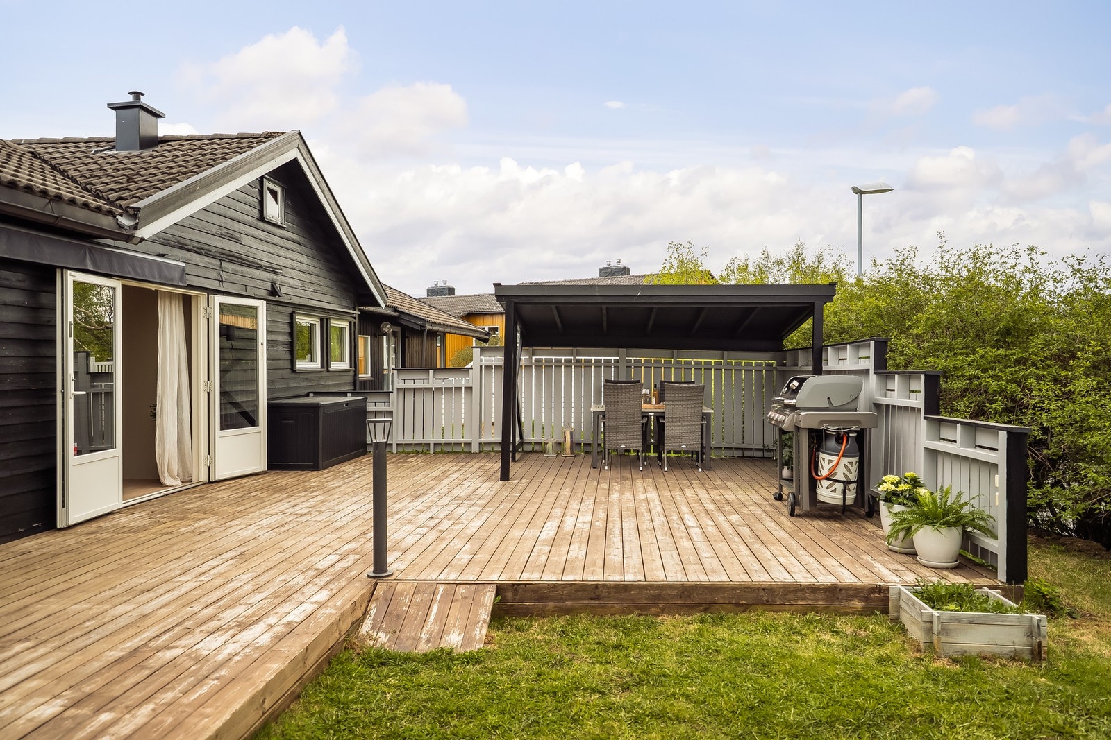Terrassen ligger sørvest-vendt med gode solforhold fra ca. kl.10 og til solnedgang på sommerstid. Galleribilde