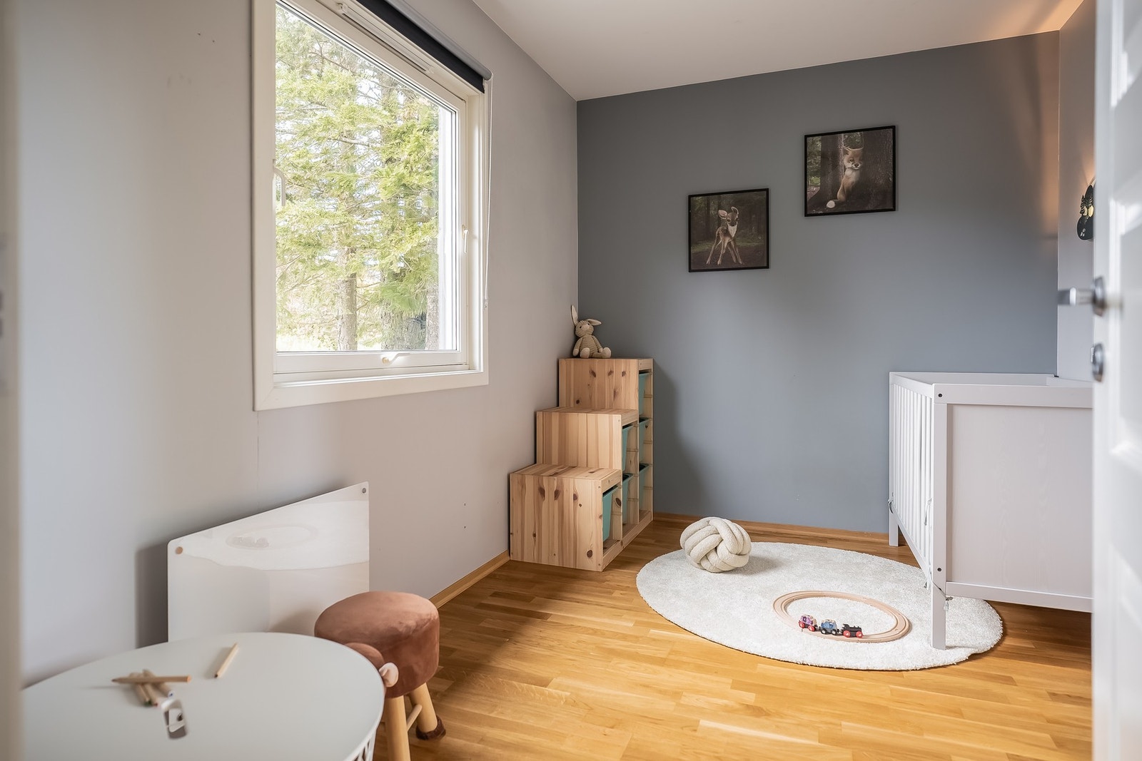 Rommet vender mot rolige område og har god plass for seng og garderobe. Galleribilde