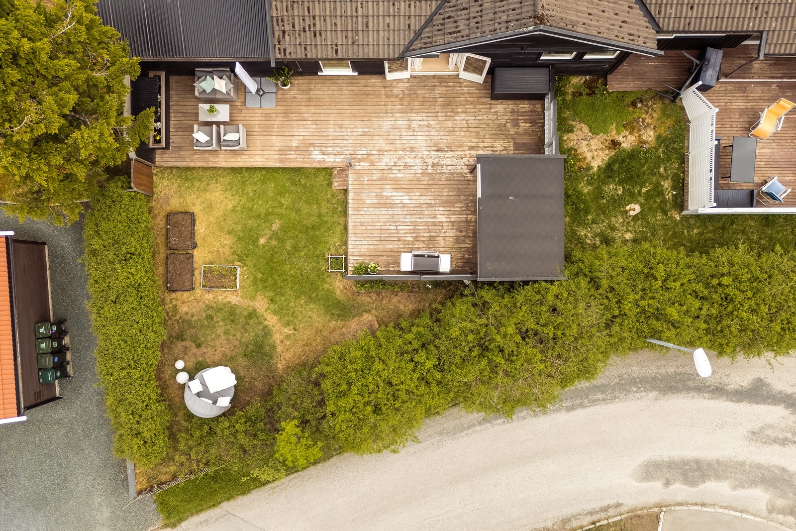 Boligen ligger i et familievennlig område med nærhet til skoler, barnehager, lekeplasser og fritidstilbud. Galleribilde