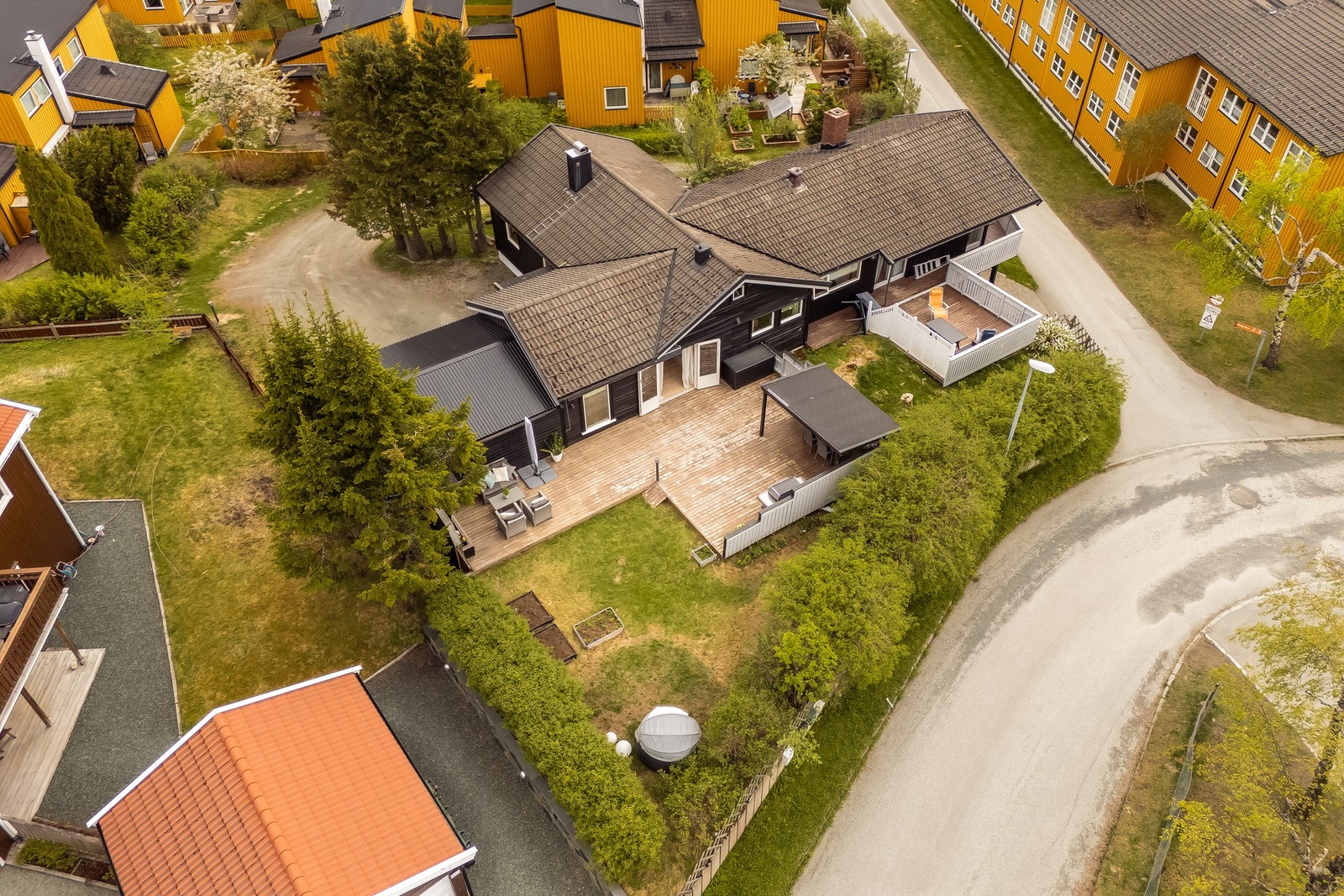 I tillegg til nytt tak på garasje fra 2023, ble det etablert elbil-lader samme året. Galleribilde
