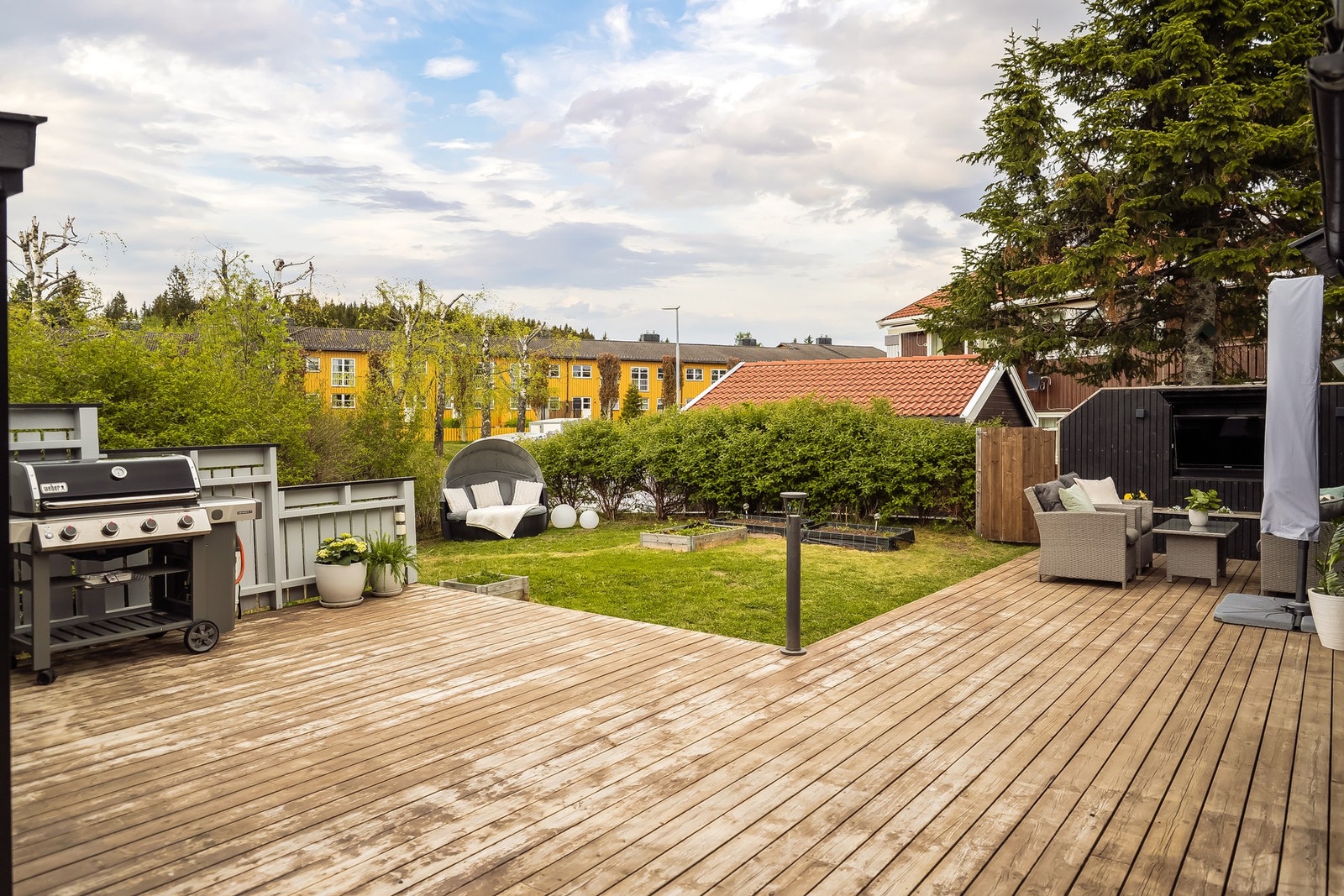 Luftig terrasse på 60 kvm med utsyn mot privat hage med god plass for lek, evt. trampoline. Galleribilde
