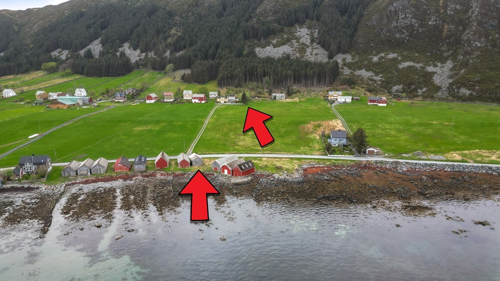 Naust ved sjøen Galleribilde