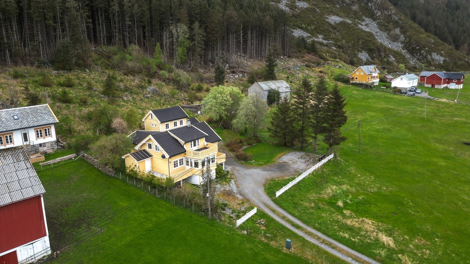 Enebolig. Uthus. Løde Galleribilde