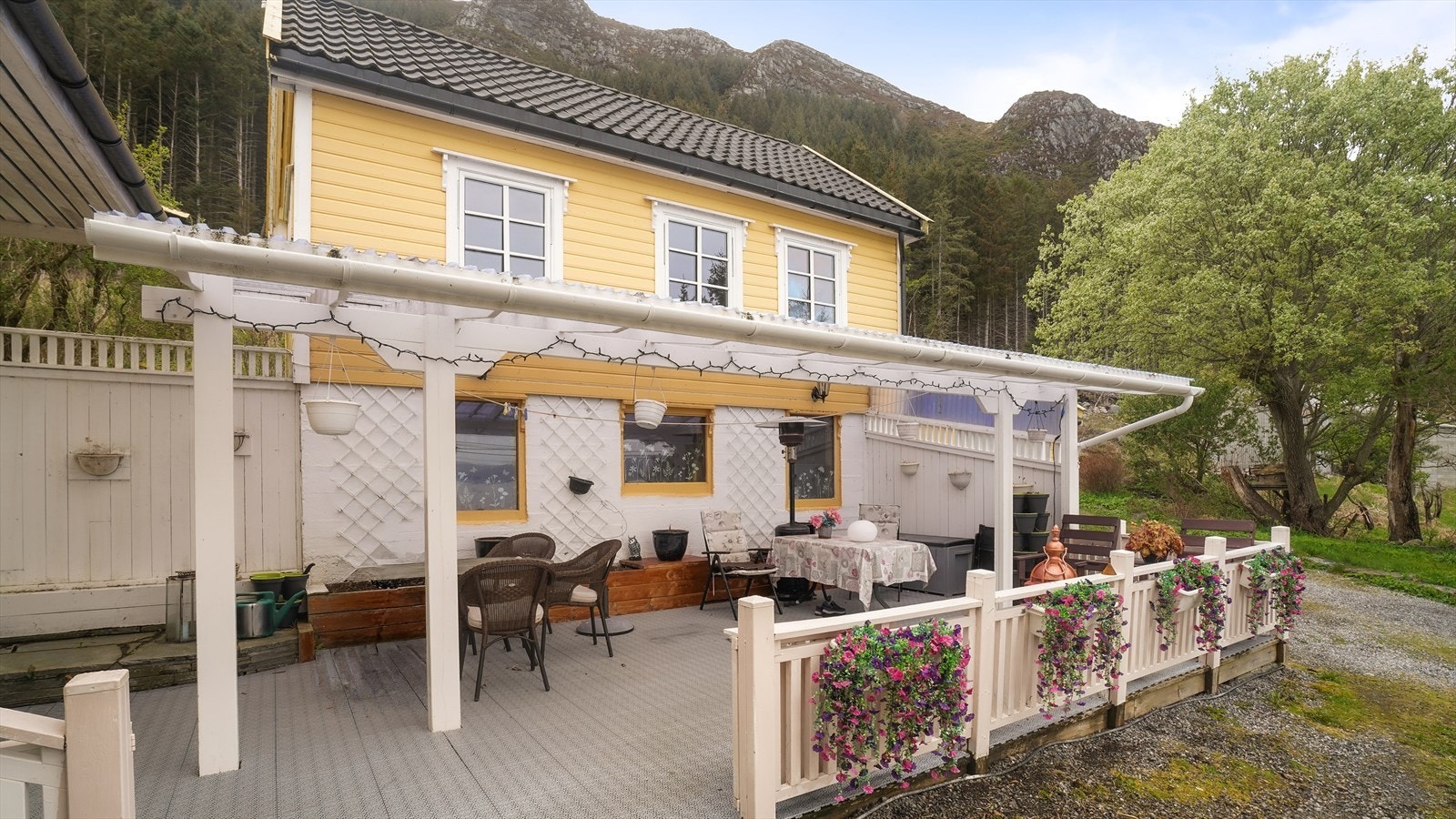 Skjerma terrasse i front av uthus Galleribilde