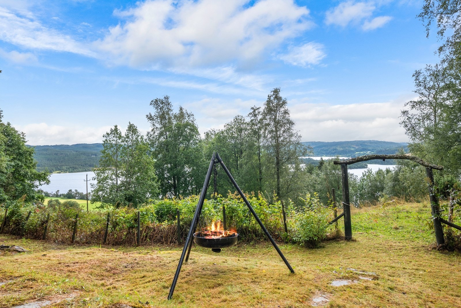 Hytta har skjermet beliggenhet med nydelig utsikt utover Hostovatnet Galleribilde
