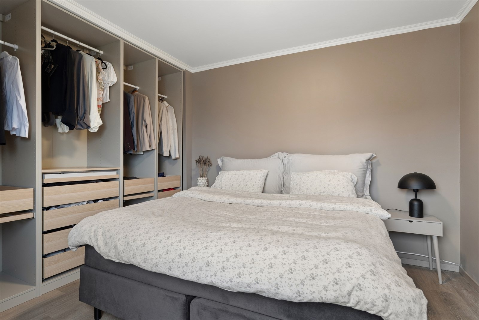 Leiligheten har ett soverom. Soverommet er av god størrelse og malt i en behagelig og moderne beige tone. Galleribilde