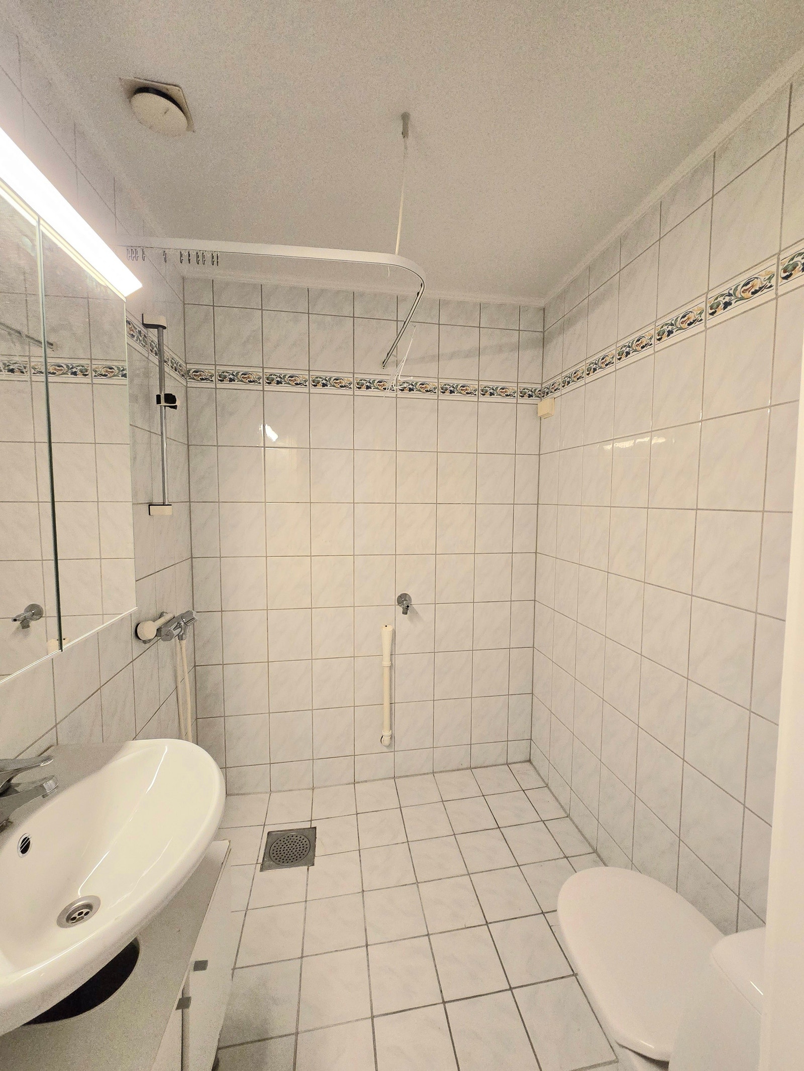 Lys bad og selvsagt varme kabler i gulv, opplegg for vaskemaskin Galleribilde