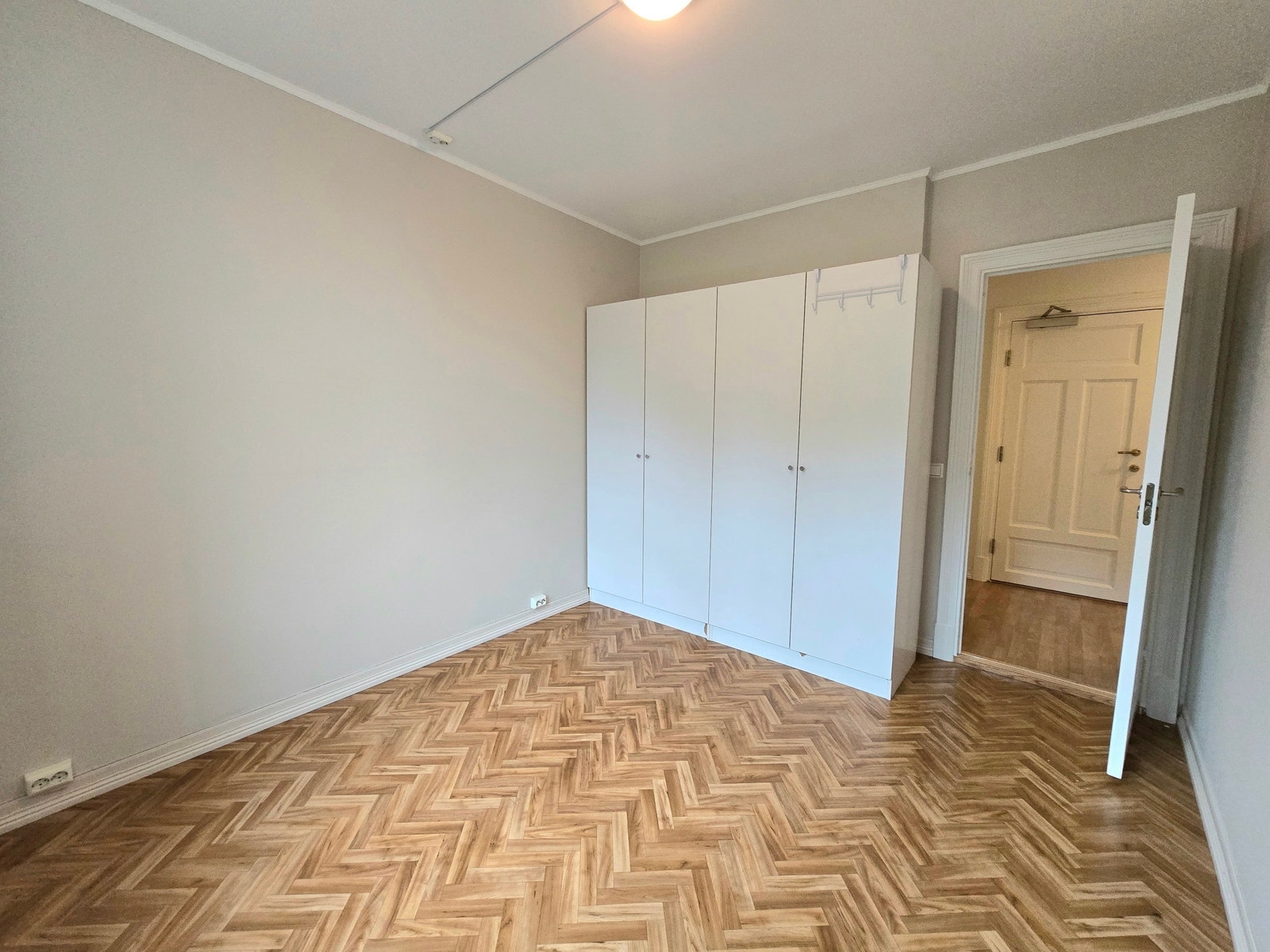 Soverom, massevis av skap plass, I leiligheten er det dessuten en liten intern bod, som også kan brukes som walk-in-closet Galleribilde