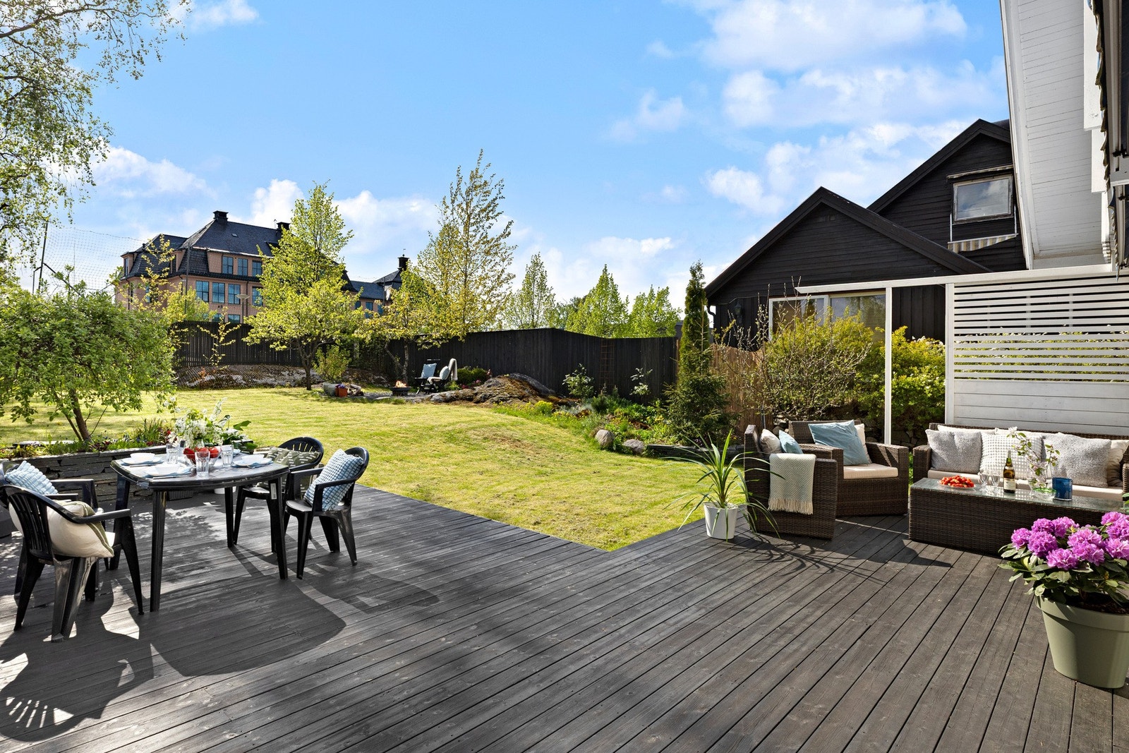 Fra stuen er det direkte utgang til en terrasse på hele 50m2 og hagedel! Det er god plass til en hyggelig lounge, grill og ulike lekeapparater for barna. Galleribilde