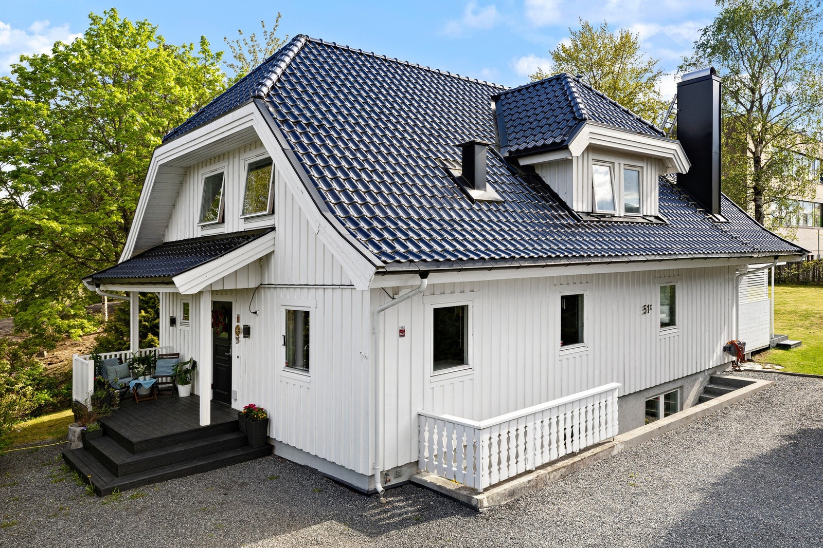 Velkommen til en romslig enebolig over tre plan med to innganger, familievennlig og innholdsrik planløsning, solrik Galleribilde