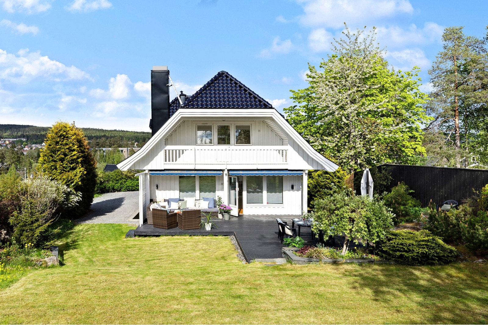 Tomten ligger fint plassert på et lite høydedrag, og har sol fra morgen til kveld. Galleribilde