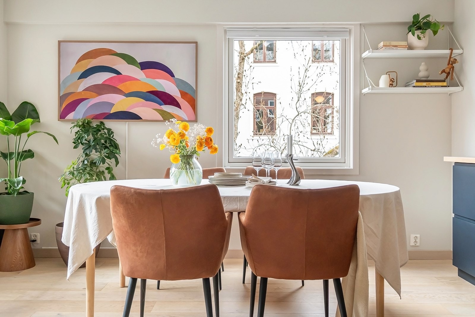 Det er god plass til å samle venner og familie til en hyggelig middag rundt spisebordet. Galleribilde