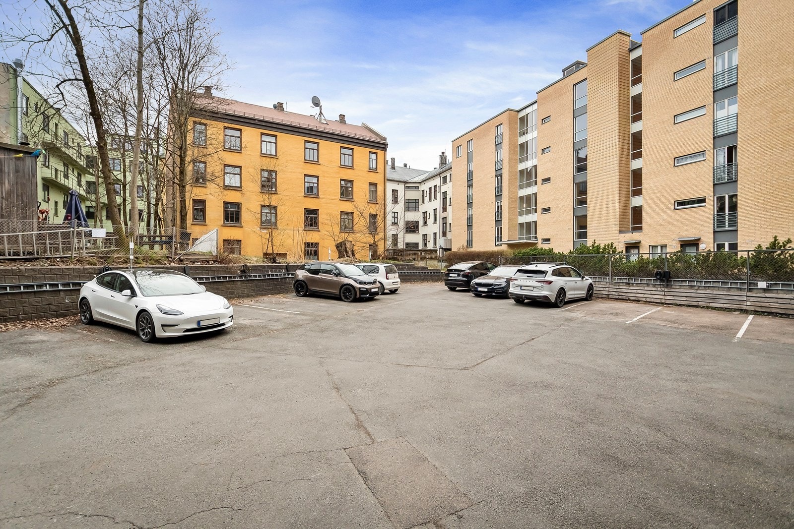 Sameiet disponerer 16 P-plasser hvorav 4 under tak. P-plassene leies ut ved henvendelse til styret. Selger opplyser at det er ingen venteliste per nå, og at leien er på 400,- pr md. Galleribilde