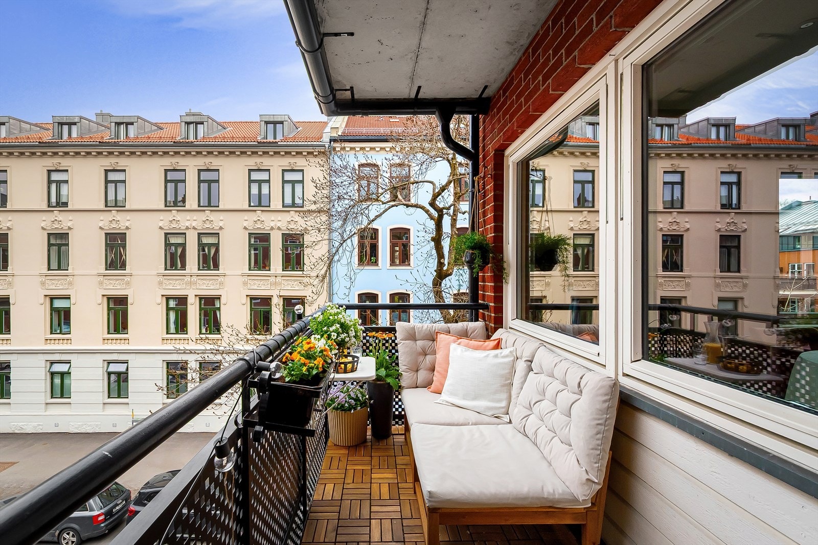 Herlig, nordvestvendt balkong på ca. 5m² med herlig kveldssol. Selger opplyser at balkongen har kveldssol fra midten av mai til august. Galleribilde