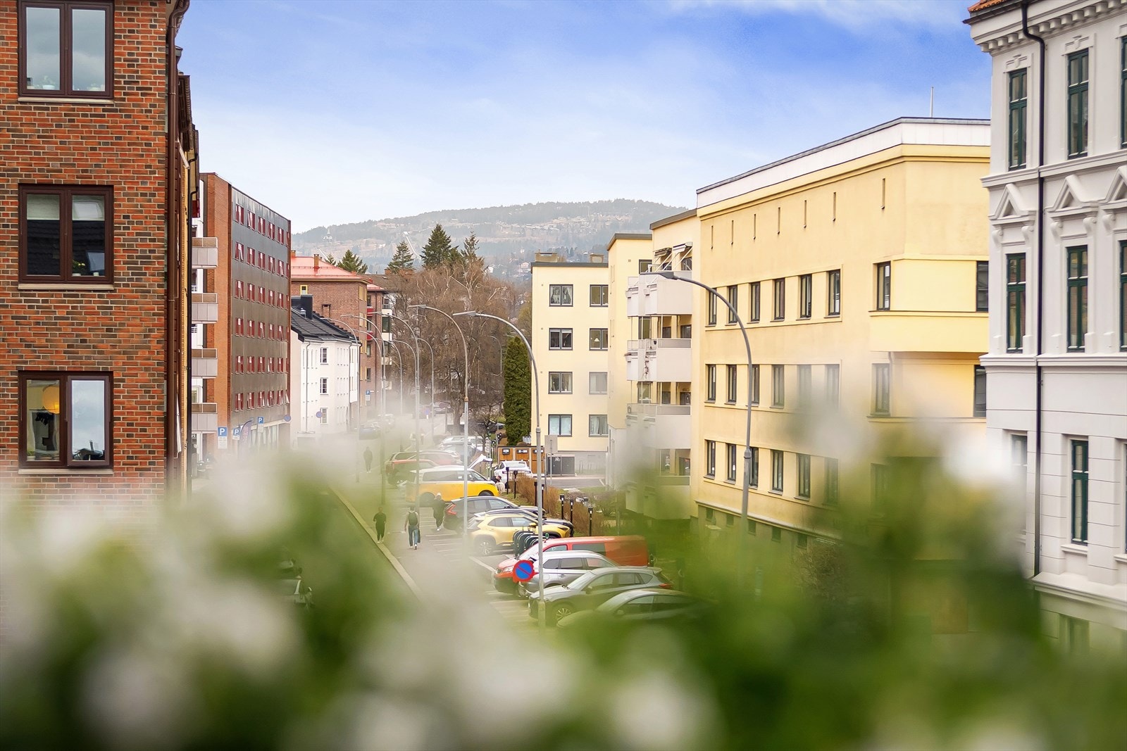 Balkongen ligger fint til med hyggelig utsikt mot nærområdet. Galleribilde