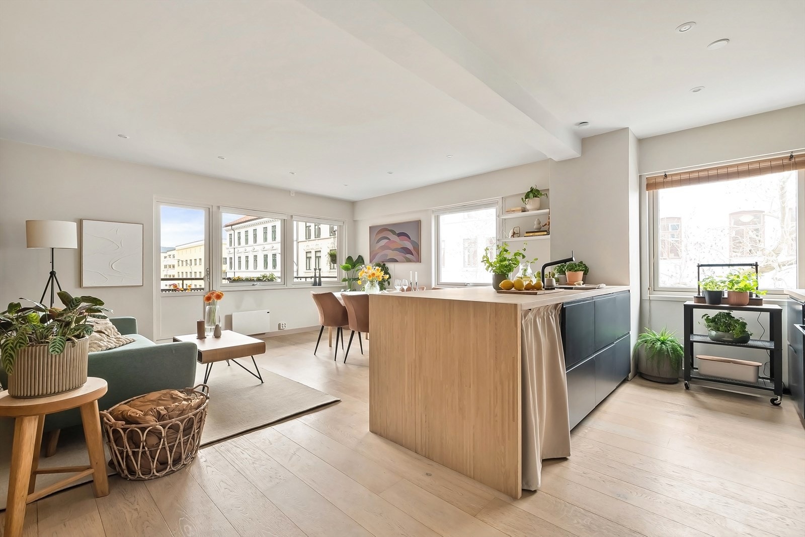 Rommet har en åpen og luftig planløsning med god plass til sofa, spisebord og øvrig møblement. Galleribilde
