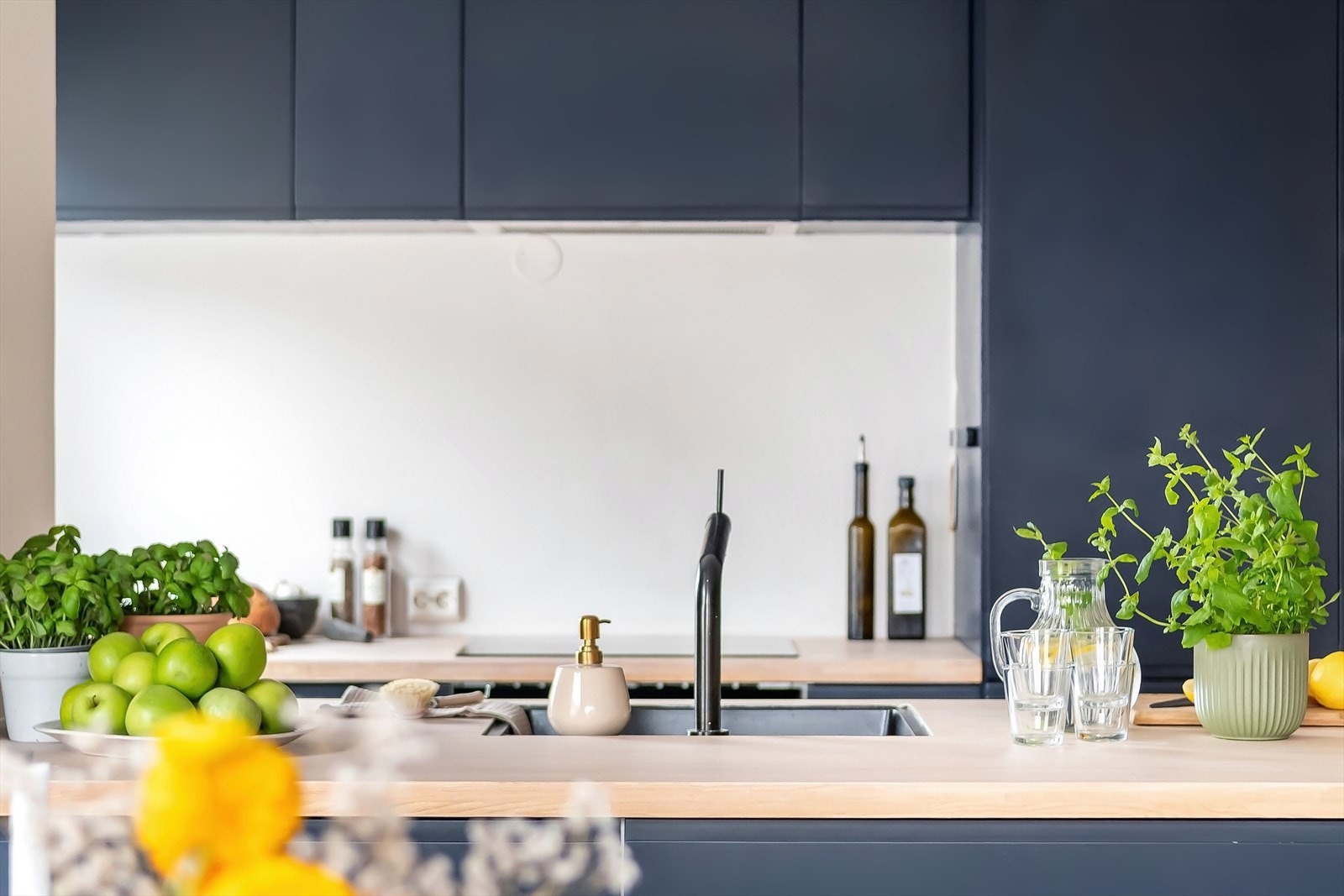 Stilren innredning med moderne, glatte fronter og heltre benkeplate. Galleribilde