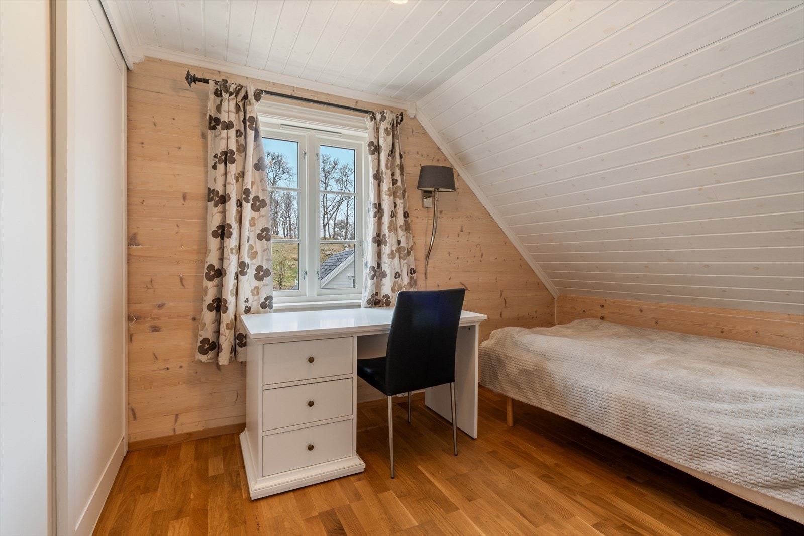 Et av de fire soverommene på loftet i den opprinnelige delen. Galleribilde