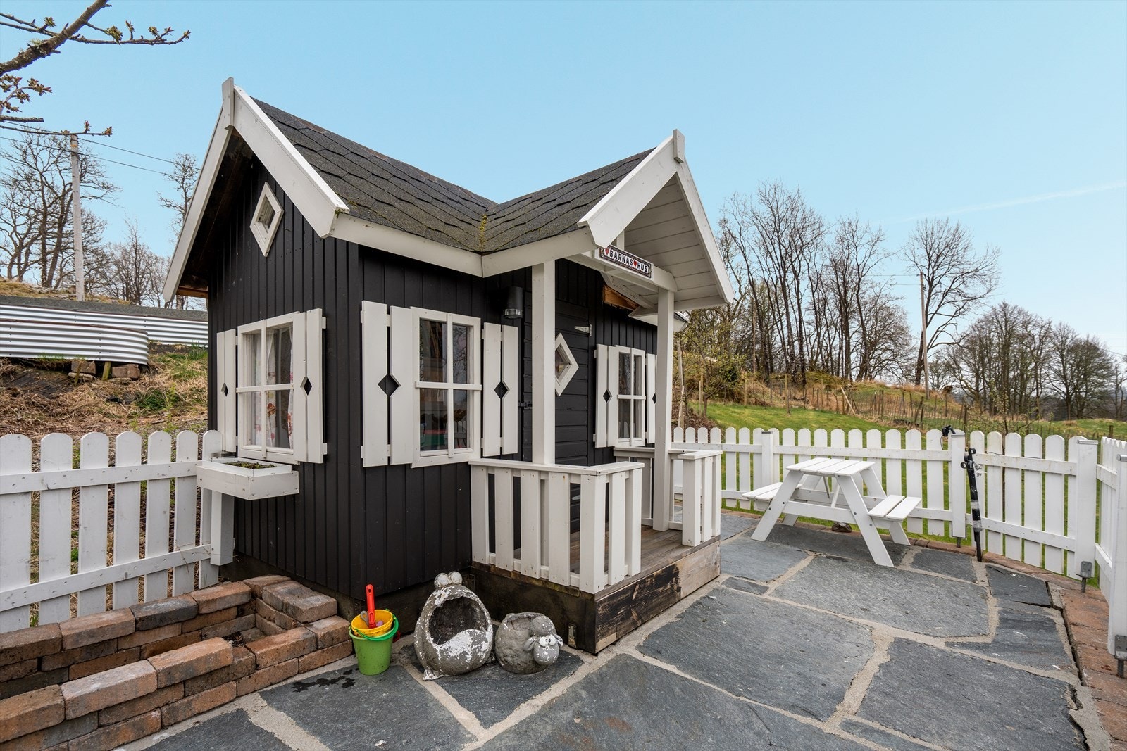 Lekestuen er pent plassert i hagen. Galleribilde