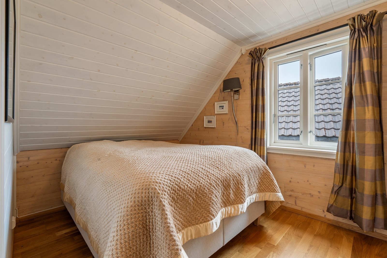 Soverom 3. Vinduene i denne delen av huset er malte trevinduer med 2-lags glass, fra 2015. Galleribilde