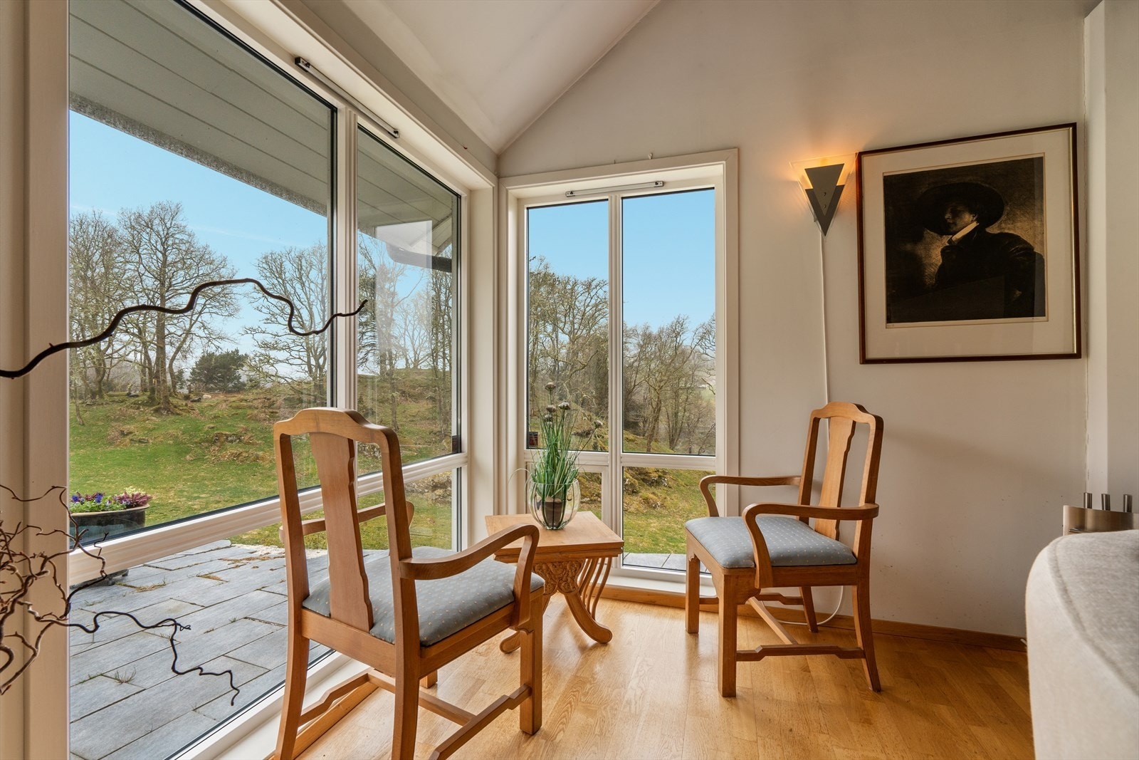Fra stuen er det direkte utgang til den store, flislagte uteplassen på ca. 43 m². Galleribilde
