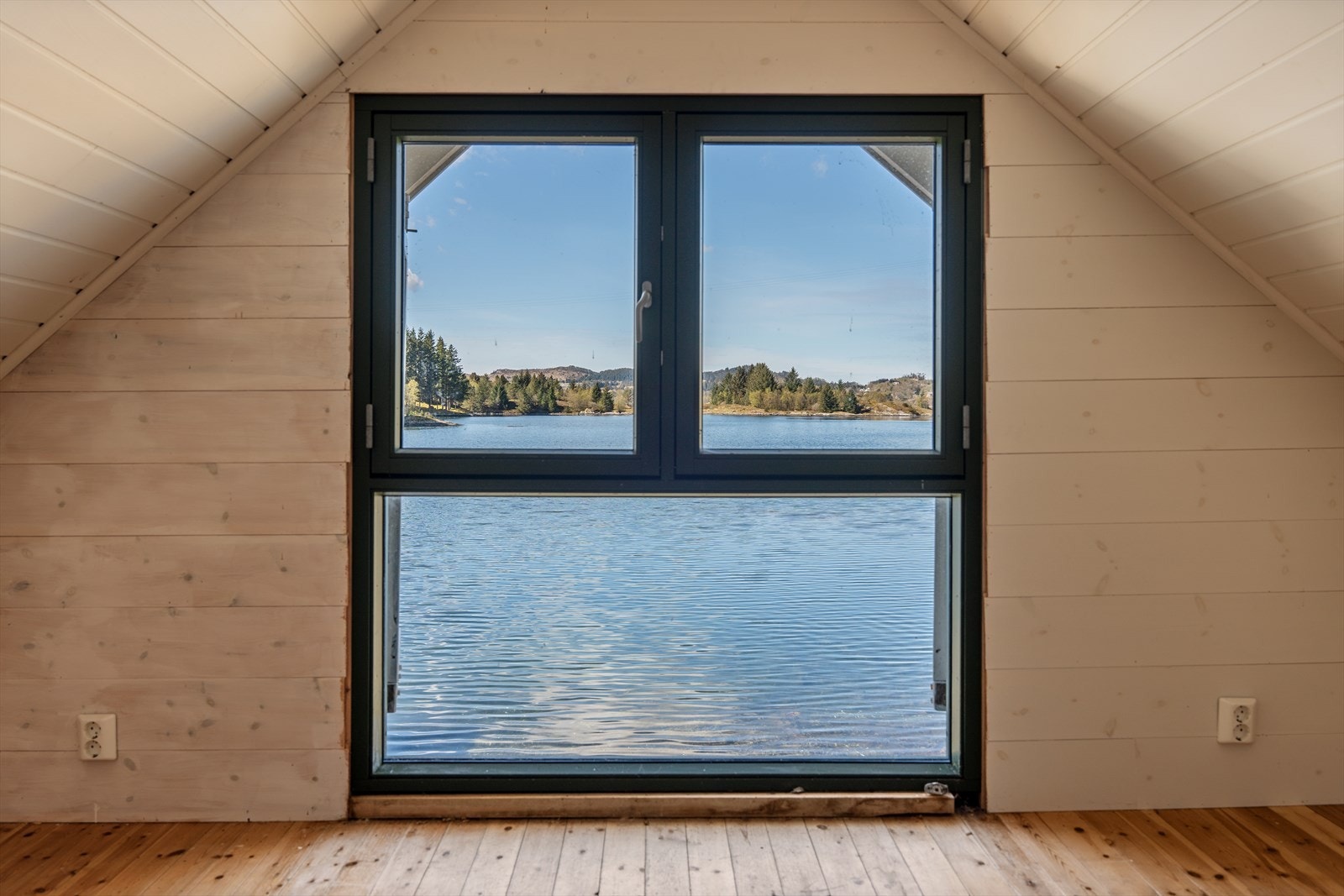 Panoramavindu på naustloftet gir en fantastisk utsikt over vannet. Galleribilde