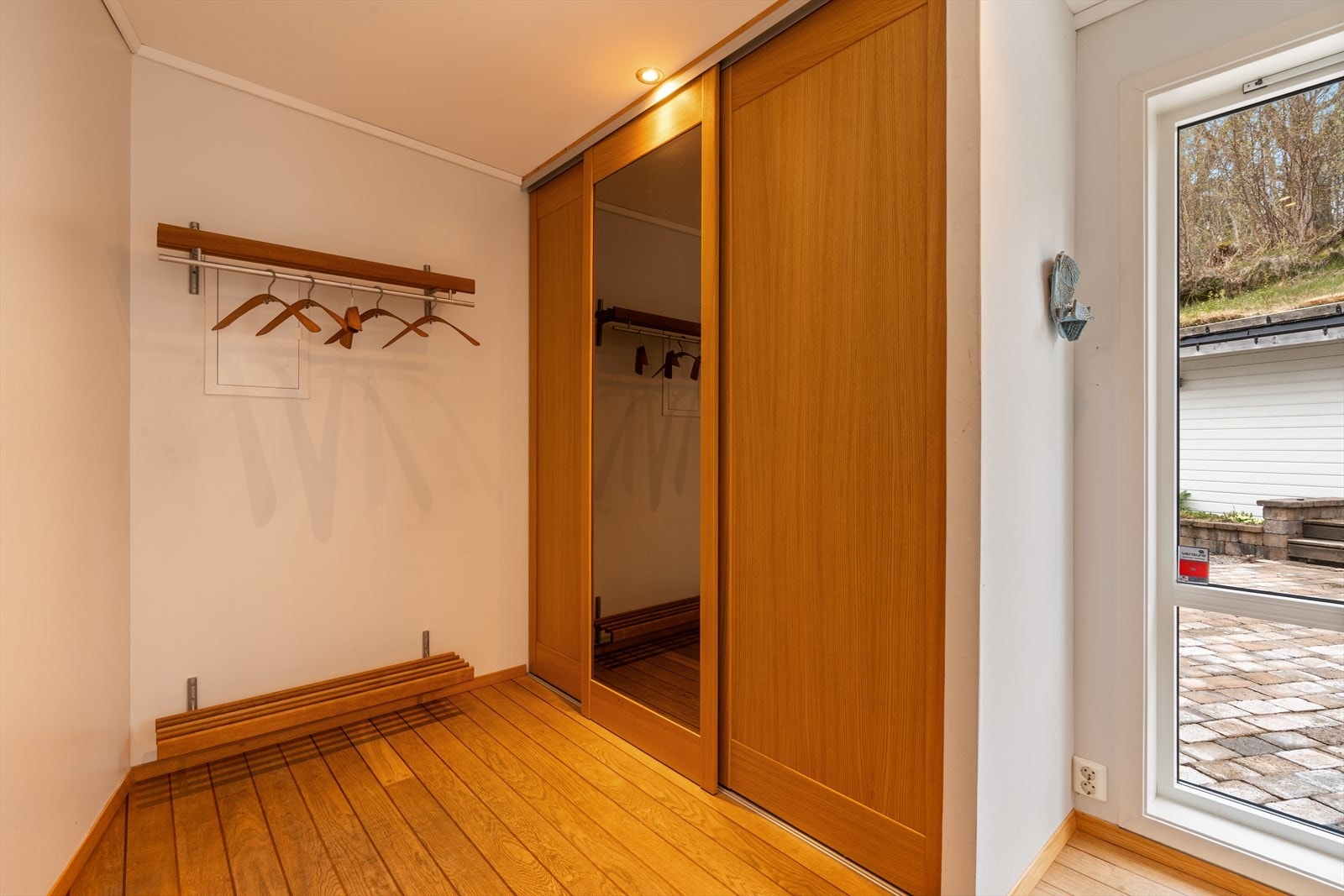Praktisk entré i påbygget med skyvedørsgarderobe og parkett på gulvet. Galleribilde