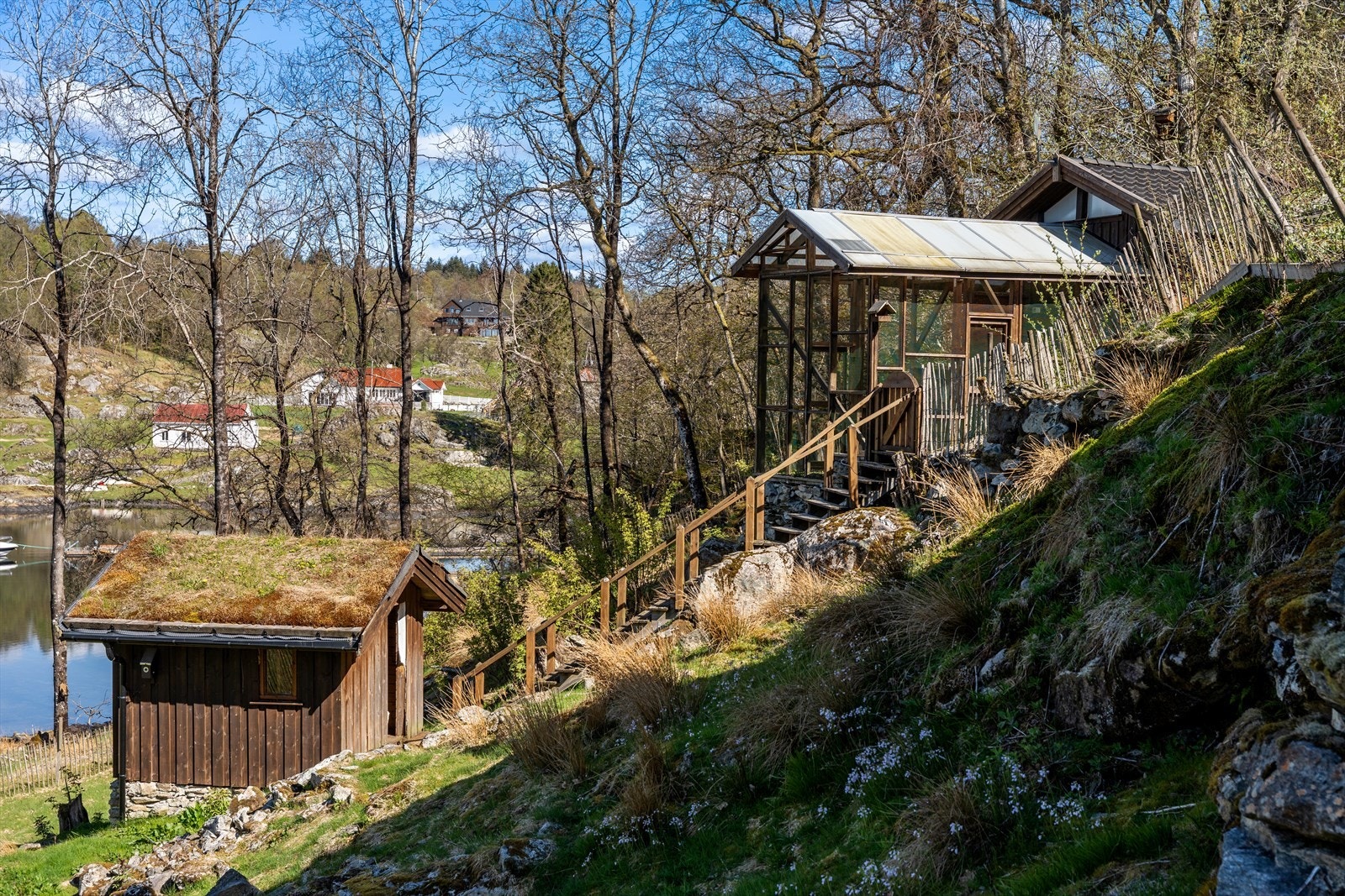 Eiendommen har flere tilleggsbygninger som gir et vell av muligheter. Galleribilde