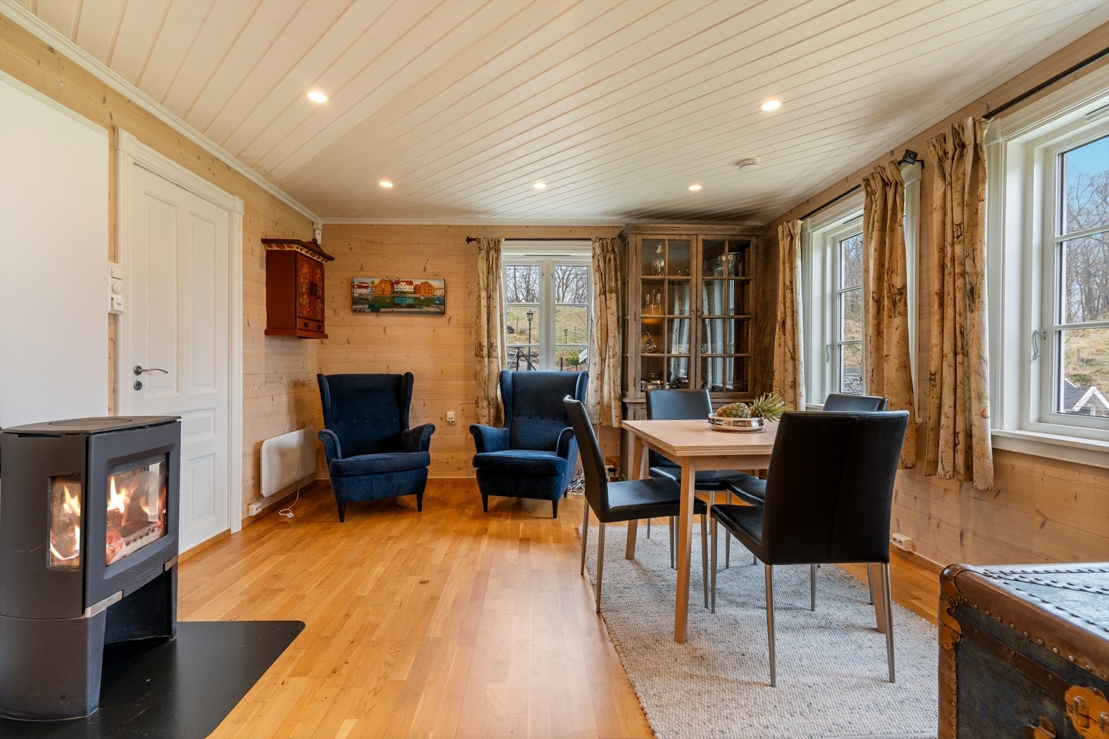 Spisestue med plass til langbord. Pipen er en mursteinspipe med innvendig stålrør. Galleribilde