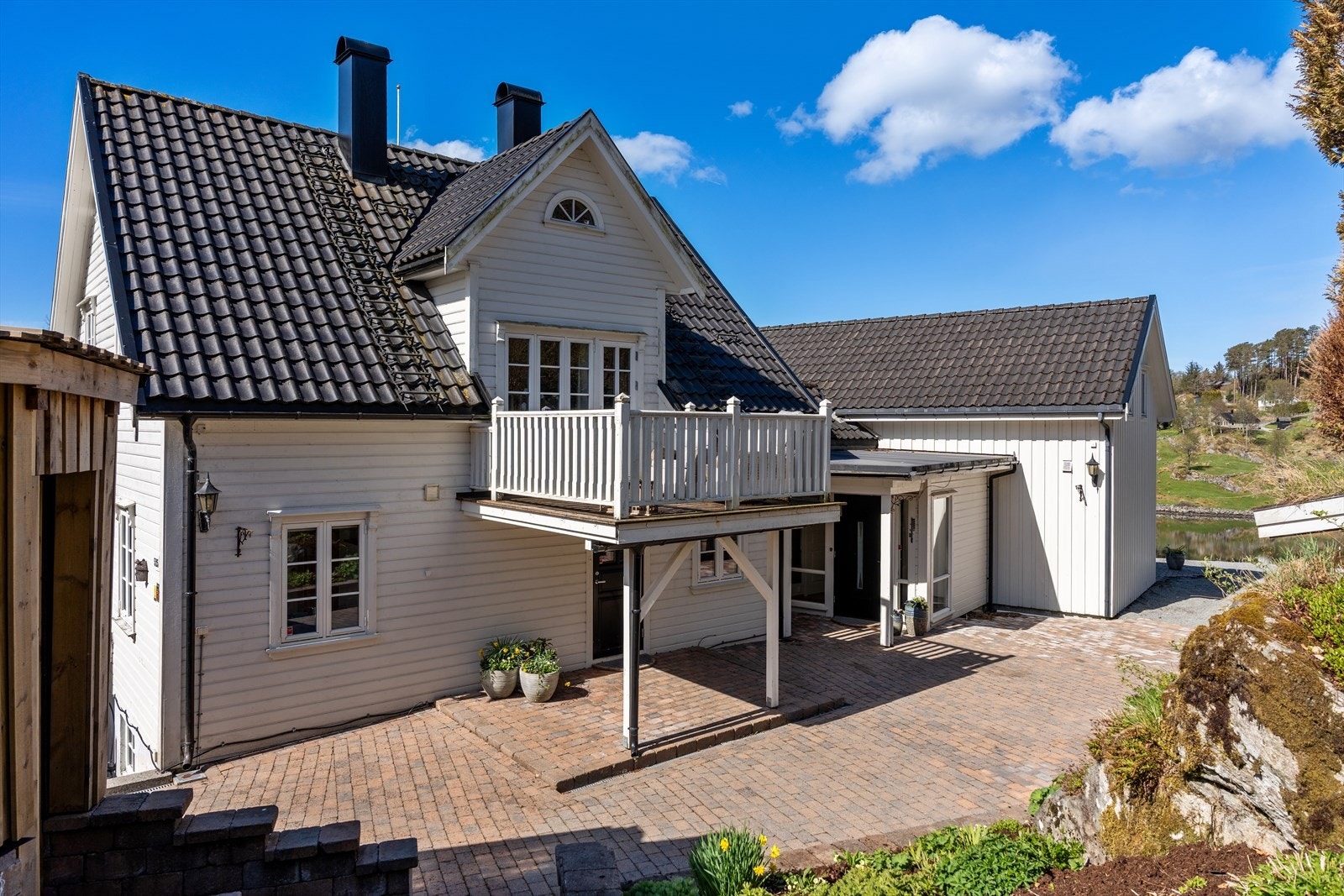 Den opprinnelige delen har liggende kledning og betongtakstein fra 2016. Galleribilde