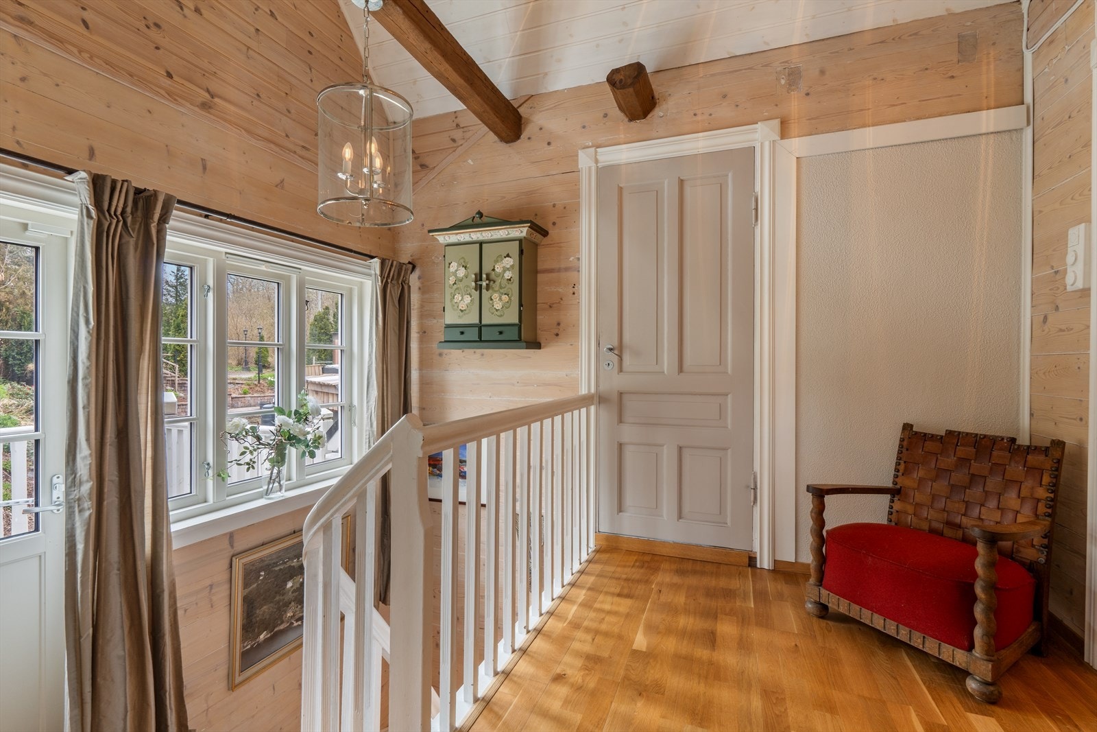 Gangareal på loftet i den eldre delen, med furu fyllingsdører og sjarmerende detaljer. Galleribilde