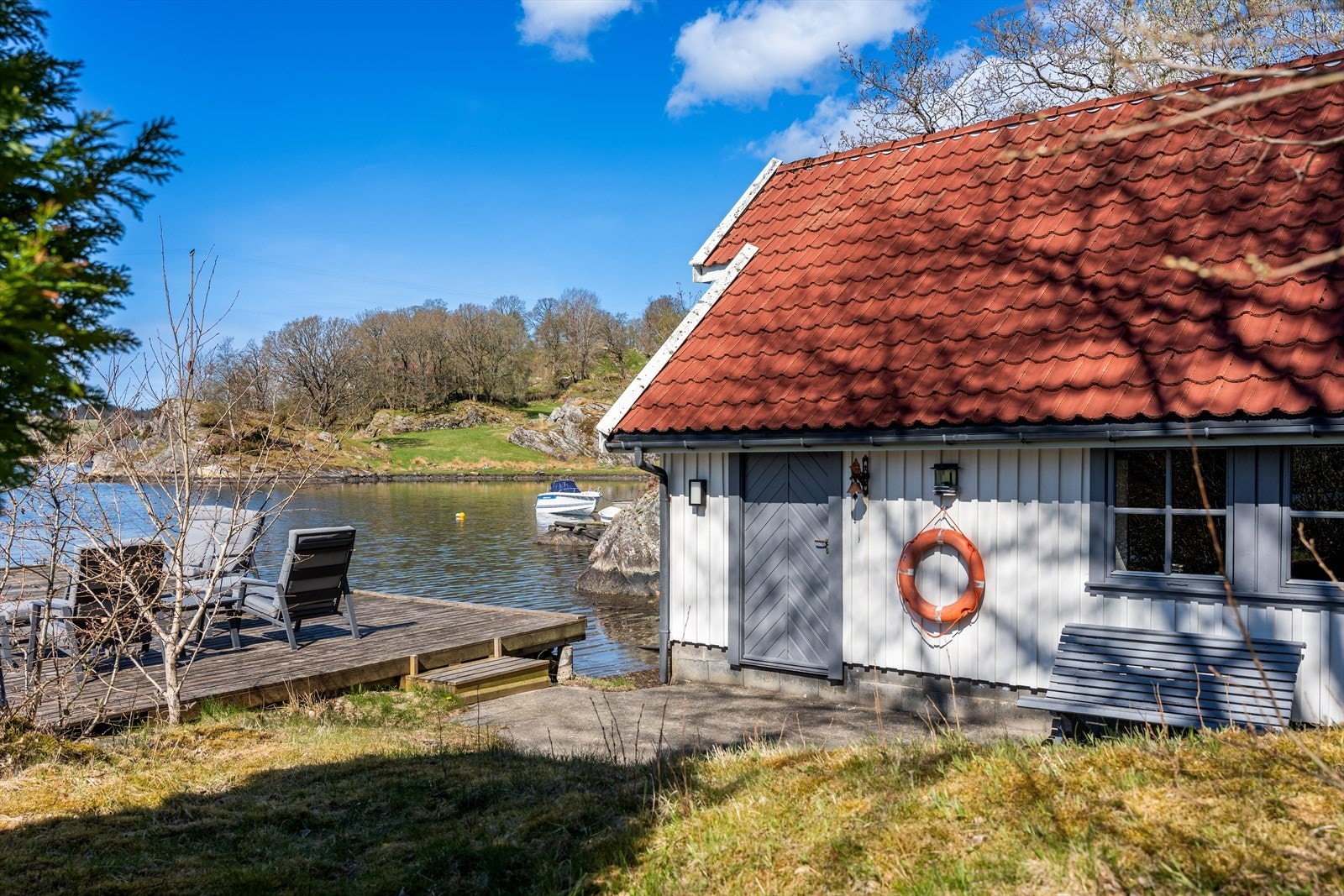 Til naustet hører en trebrygge på ca. 73 m² og en flytebrygge på 22 m². Galleribilde