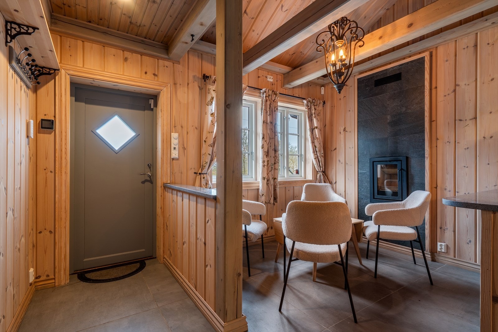 Eldhuset er ombygget og innredet med bar, bad og badstue. Det foreligger ikke dokumentasjon på at tiltaket er omsøkt - se pkt. ferdigattest i salgsoppgaven. Galleribilde
