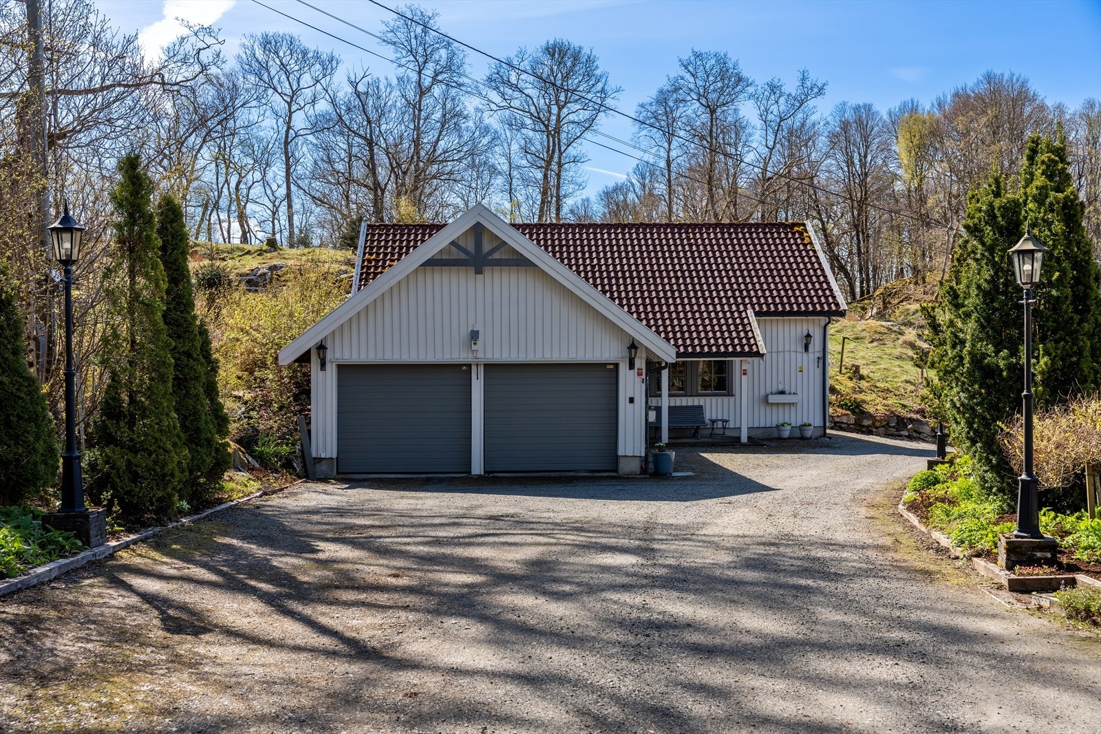 Frittstående garasje fra 1995 med to elektriske leddporter. Galleribilde