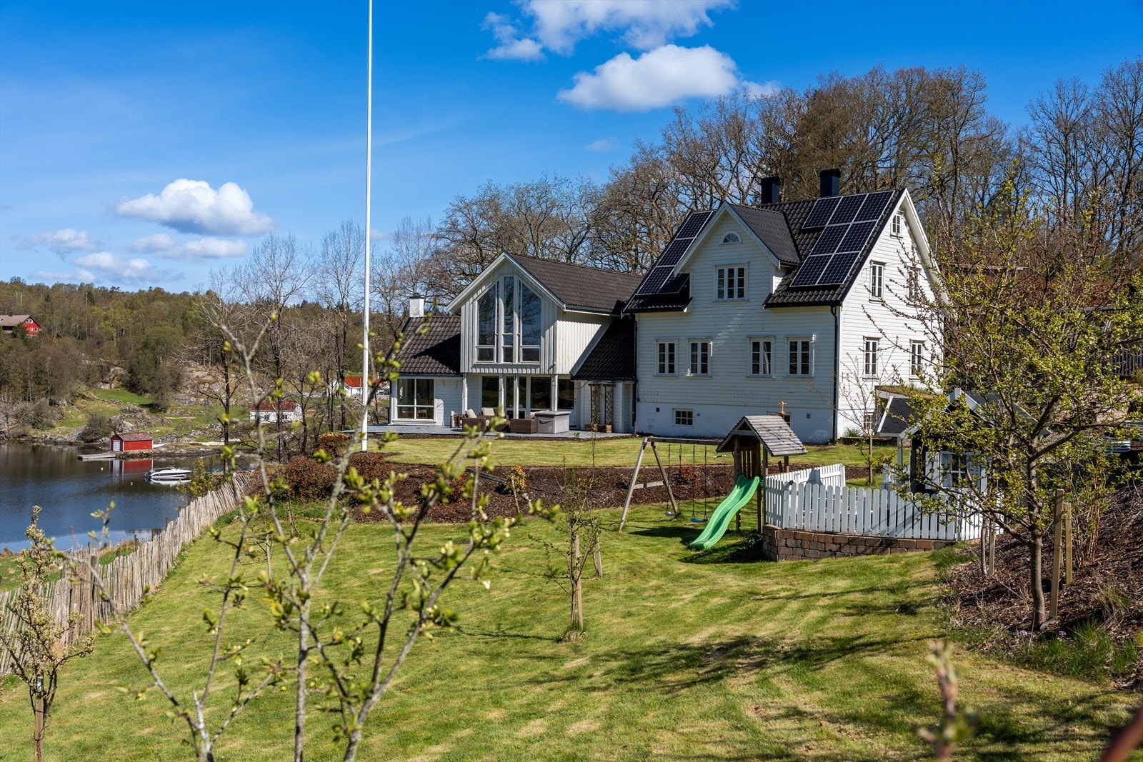DNB Eiendom ved Tone Tjessheim Mannes har gleden av å presentere Høievegen 525!
Eiendommen består av et opprinnelig våningshus fra 1934, vesentlig oppgradert i 2016, og et arkitektonisk tilpasset påbygg fra 2003. Galleribilde