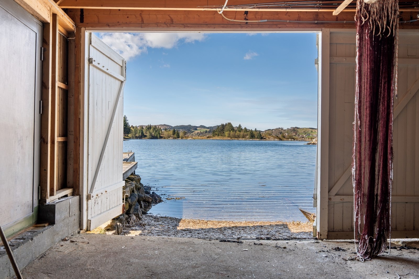 Fra naustet er det direkte tilgang til sjøen. Galleribilde