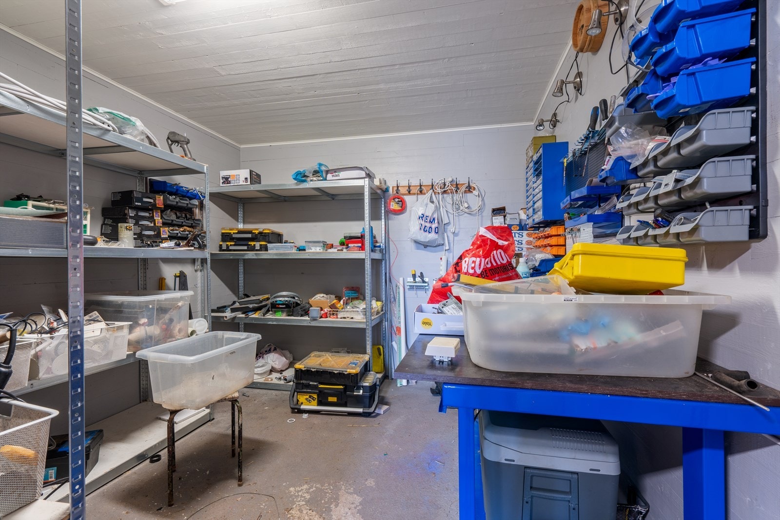 Bod i garasjen med gode lagringsmuligheter. Galleribilde