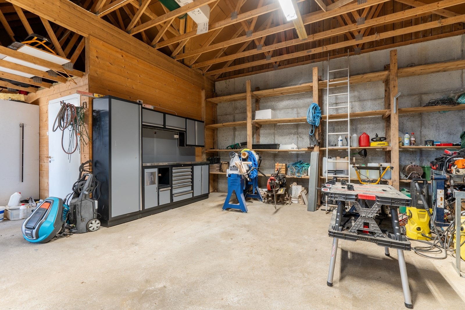 Garasjen på ca. 118 m² har rikelig med plass for verksted og hobbyaktiviteter. Galleribilde