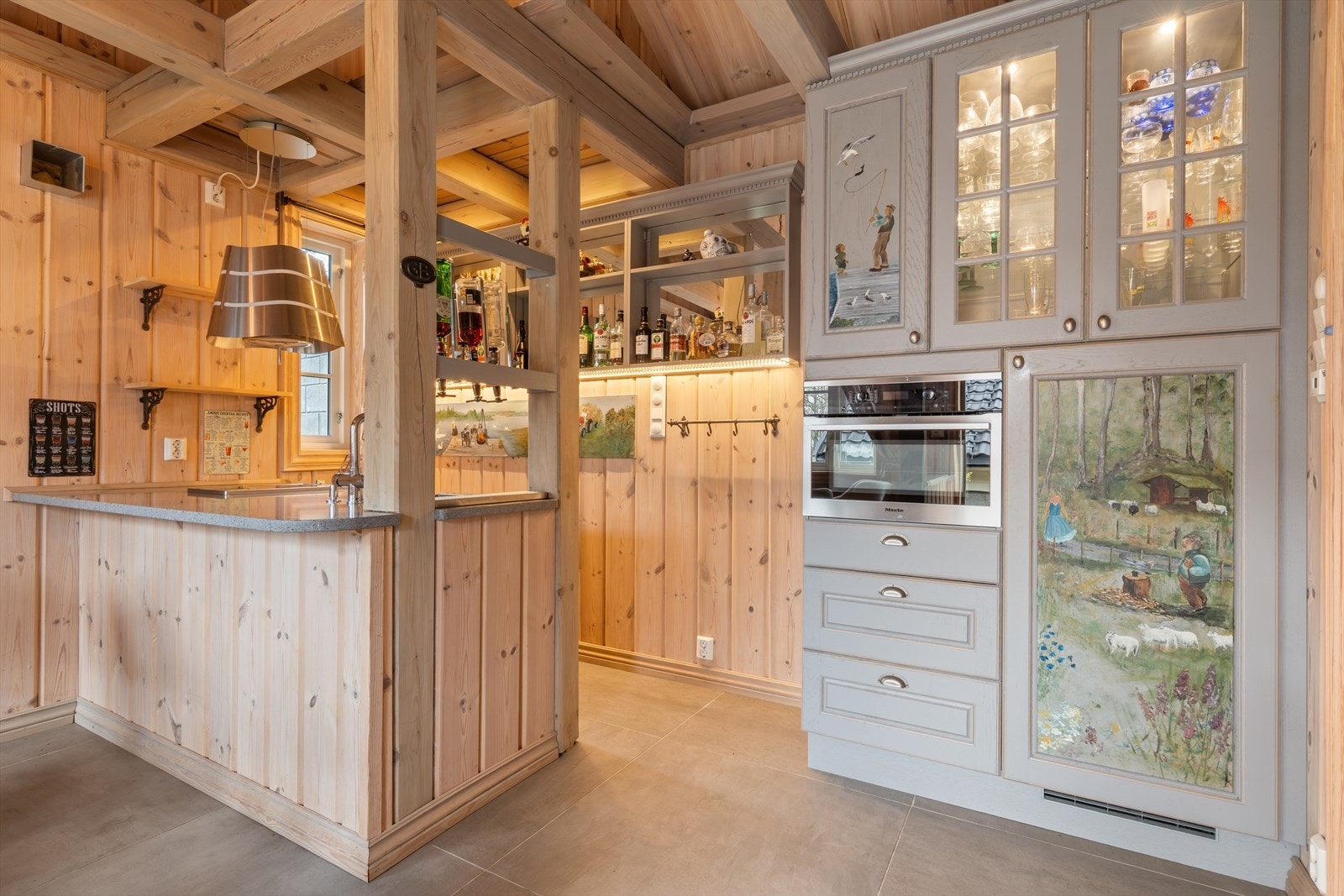 Innredet bar i eldhuset er et sosialt samlingspunkt, med plassbygde løsninger og god lagringsplass. Galleribilde